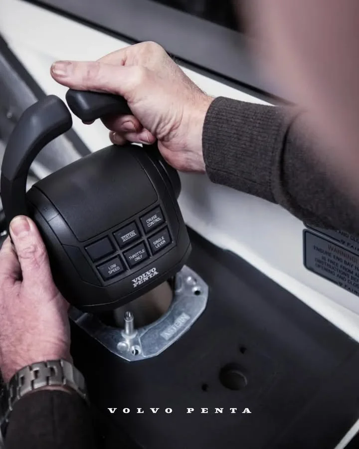 Take control. Our intuitive throttle control has been engineered to enhance comfort and deliver smooth control for every adventure.

Our ergonomically designed Volvo Penta throttle offers intuitive control, giving you seamless access to key accelerat