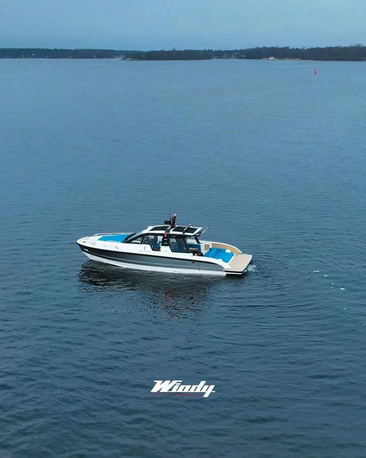 Upplev den eleganta Windy SR40, perfekt driven av Volvo Penta med det innovativa Aquamatic DPI-systemet. Denna kombination levererar exceptionell hantering, smidiga v&auml;xlingar och en ren akterspegel f&ouml;r en f&ouml;rb&auml;ttrad upplevelse omb