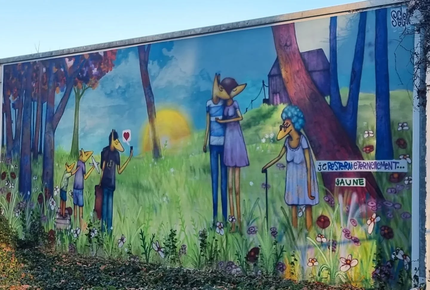 Juste l&agrave;, &agrave; c&ocirc;t&eacute; de l&rsquo;&eacute;cole de ma fille, @s_e_l_o_r  a laiss&eacute; son empreinte 🐾 avec Mimil et sa famille 😊

Son personnage semble nous murmurer : "Prenez le temps, la vie passe trop vite."

Ce 