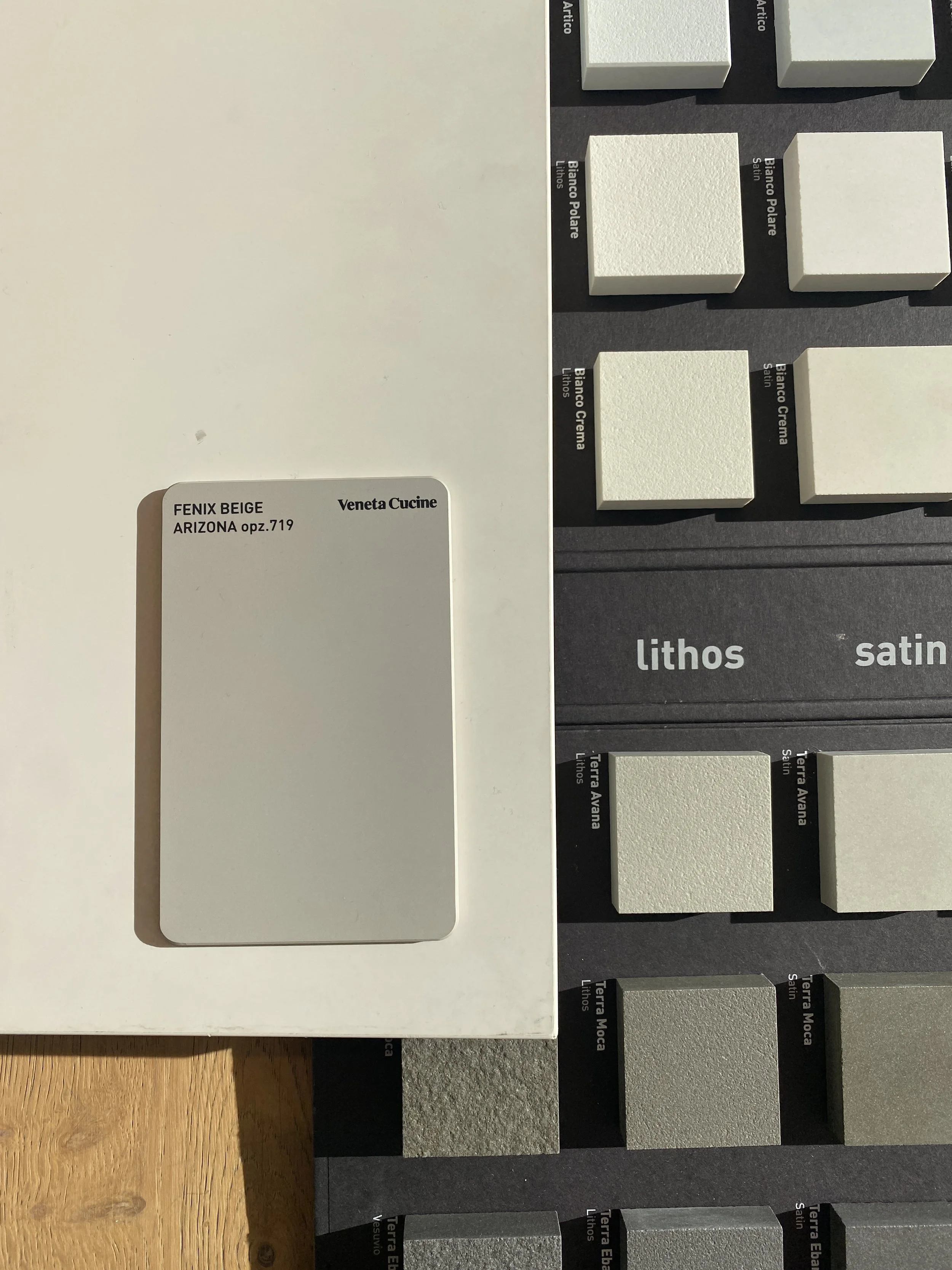 Color samples in shades of white and beige with a color swatch card labeled 'FENIX BEIGE' and 'Veneta Cucine', along with tiles labeled 'Bianco Polare', 'Bianco Crema', 'Terra Avana', and 'Terra Moca'.