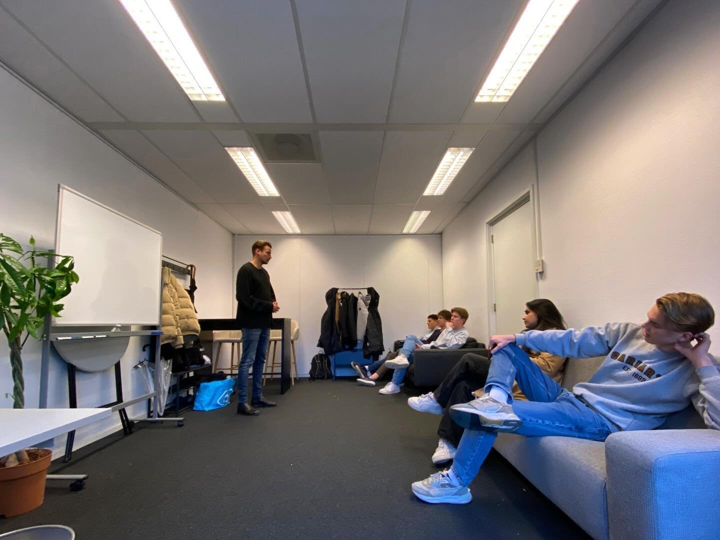 🚀✨ Bij Freshtalent staan we nooit stil! 💼💡 Vandaag hebben onze medewerkers in Almere een training gehad van Vincent, met maar liefst 10 jaar ervaring in sales! 🎓📈 Tijdens deze sessie zijn alle essenti&euml;le aspecten van een succesvol verkoopge