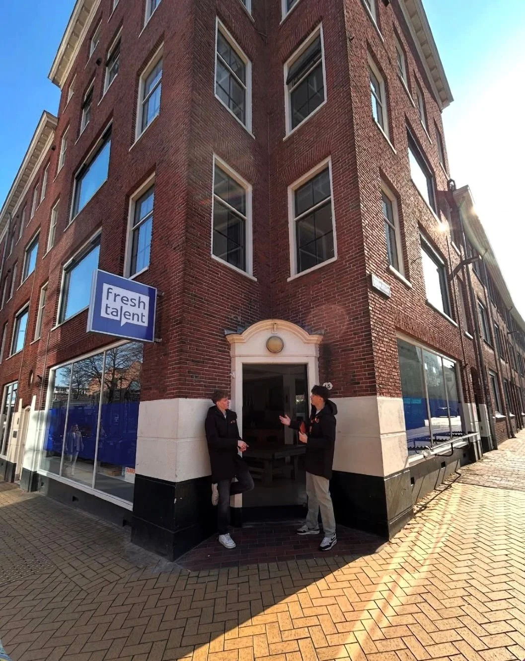 Deur-aan-deur B2B verkopers bij Freshtalent Groningen kantoor met VodafoneZiggo jassen