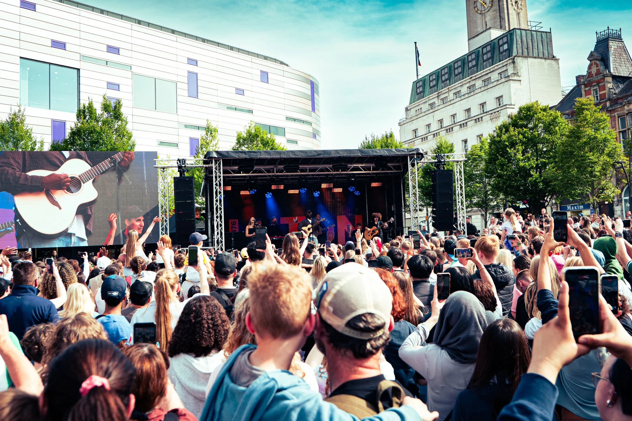 Myles Smith plays free hometown gig - Luton
