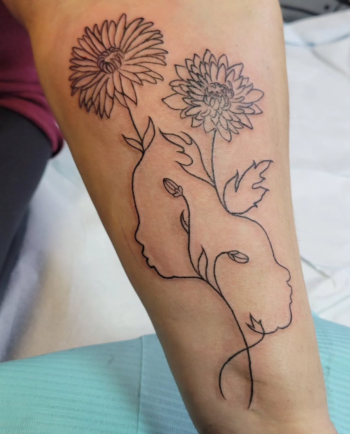 This was a sweet fine line piece of a clients kids faces in the stems of their birth flowers ♡ had a really good time creating this ♡ I have availability in May.
Schedule a consult online at
www.JulietteTattoos.com
Thanks for looking
