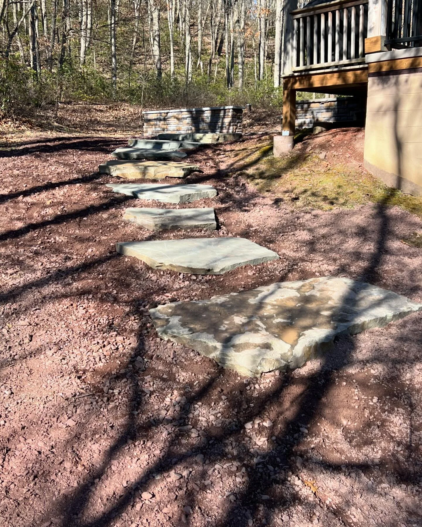 These natural stone steps really compliment this mountain house 🏔️#hardscape #outdoorlivingspaces #poconomountains #alliedlandscapesupply