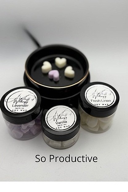 2 parts Fresh Linen, 1 part Vanilla, 1 part Lavender.
The scent of a polished life. Smiling through the exhaustion, pretending you've got it all together. Behind the smile, there's a fatigue that can't be hidden, just like the scent lingering in the