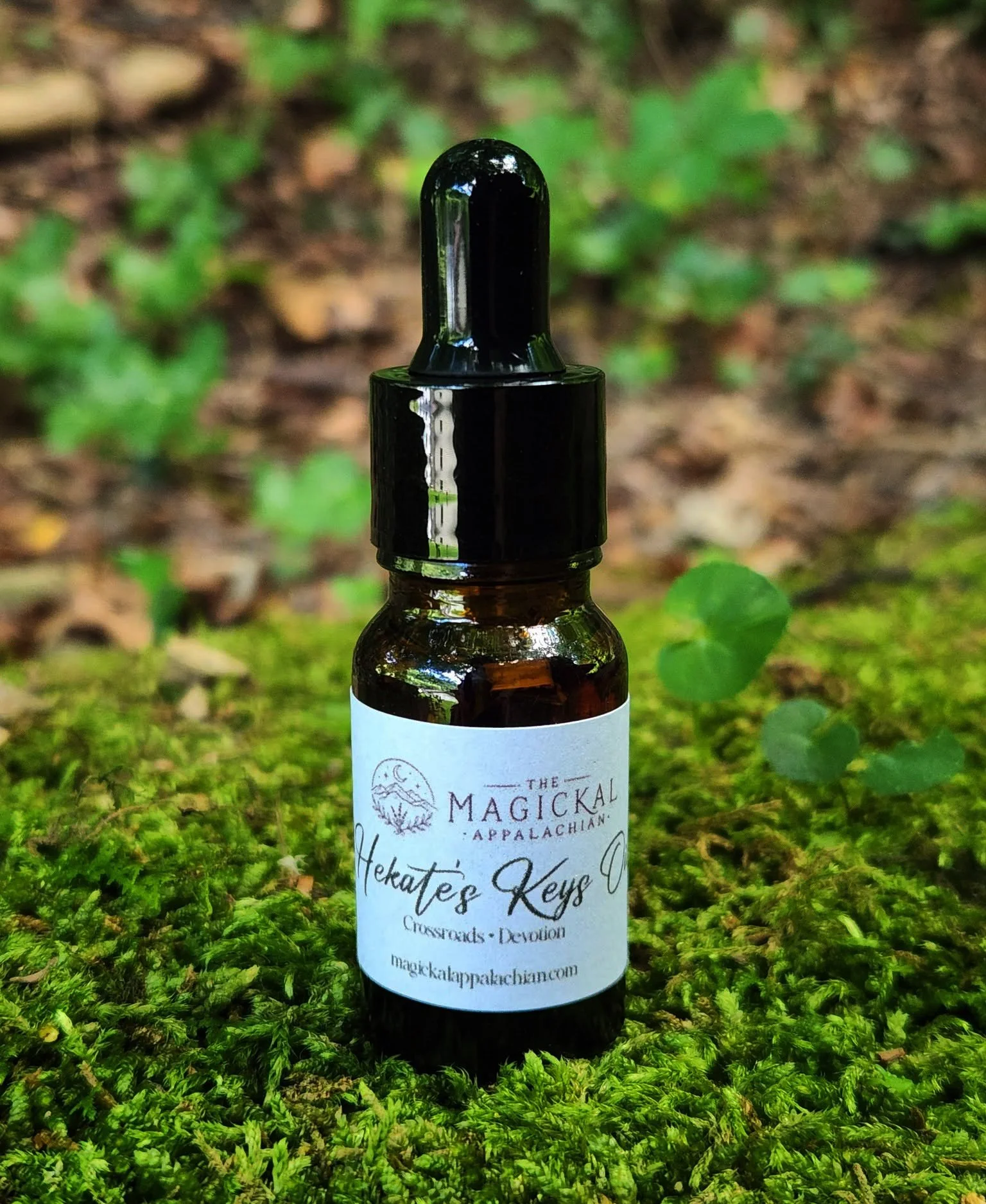 A devotional ritual oil crafted for honoring Hekate, crossroads work, threshold magic, dark moon devotion, spirit work, protection, and spiritual guidance