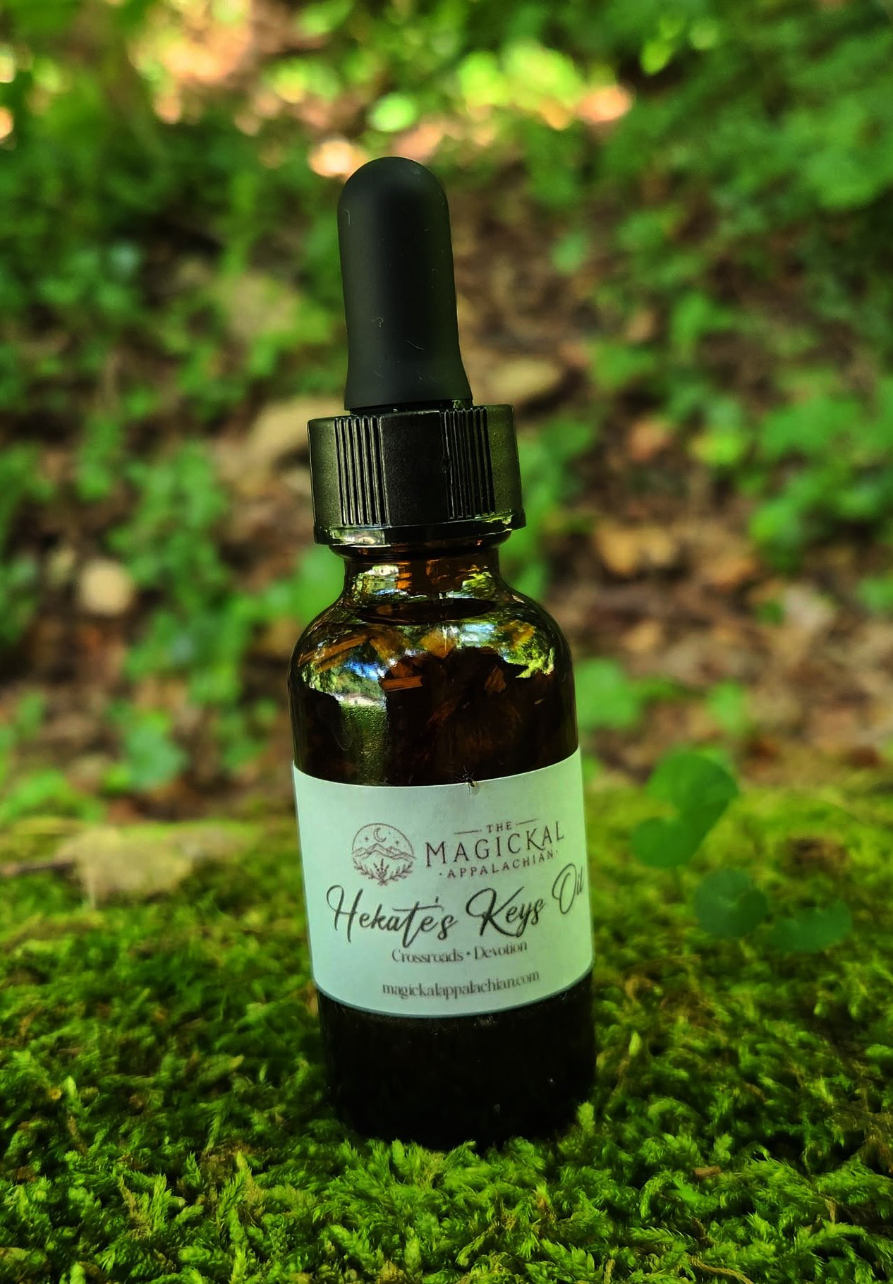 A devotional ritual oil crafted for honoring Hekate, crossroads work, threshold magic, dark moon devotion, spirit work, protection, and spiritual guidance