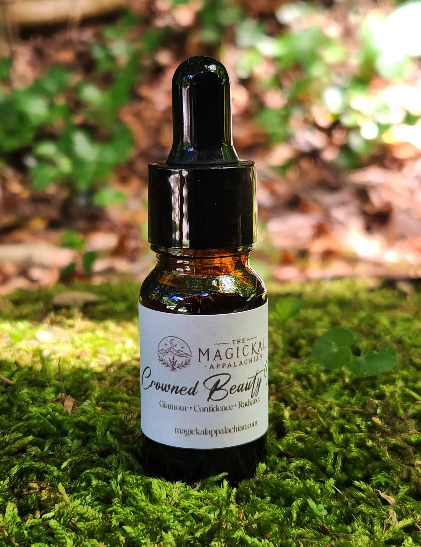 Step into your beauty, confidence, and radiance with Crowned Beauty Oil — a wearable glamour ritual oil crafted for charm, attraction, self-love, and personal presence.
