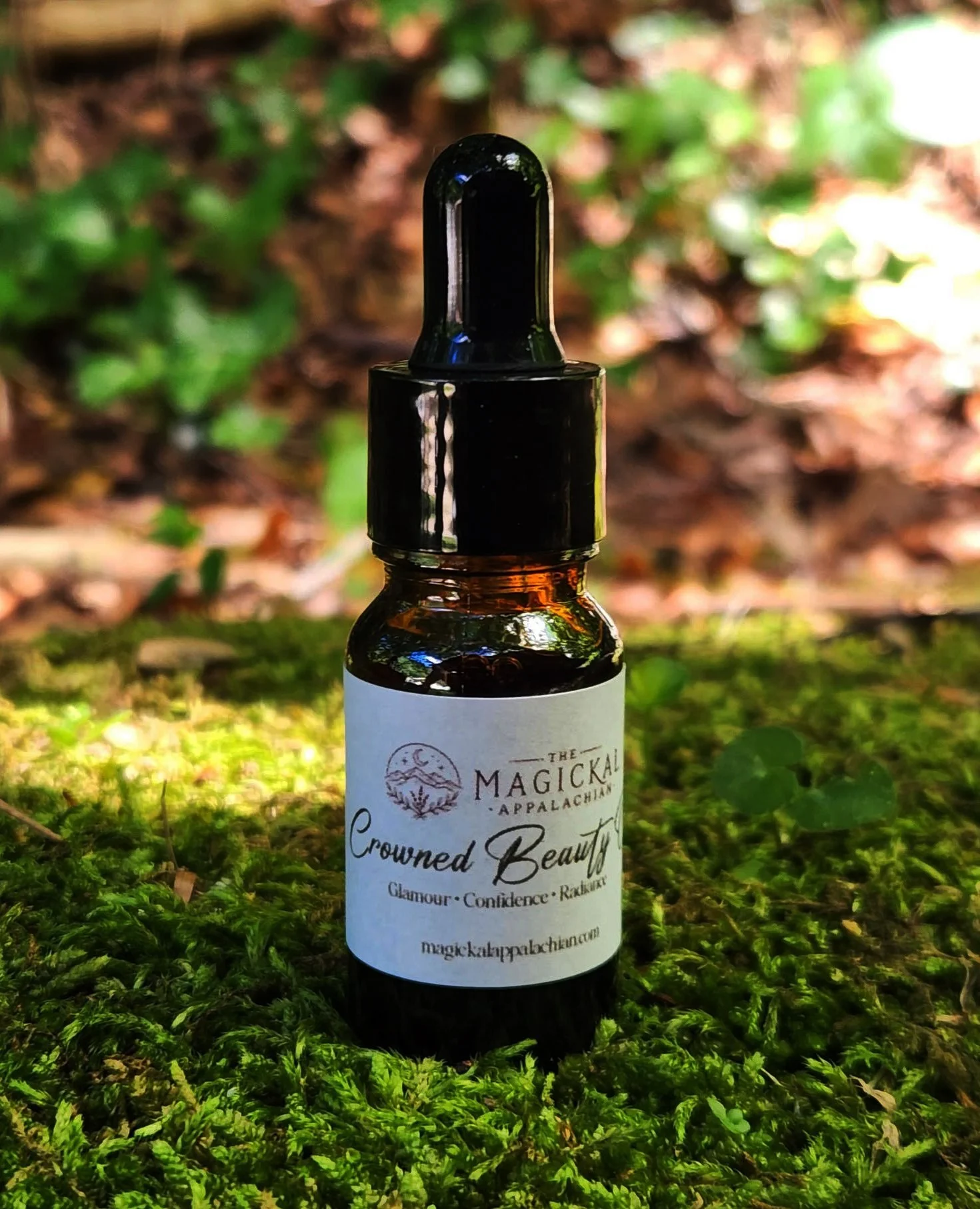 Step into your beauty, confidence, and radiance with Crowned Beauty Oil — a wearable glamour ritual oil crafted for charm, attraction, self-love, and personal presence.