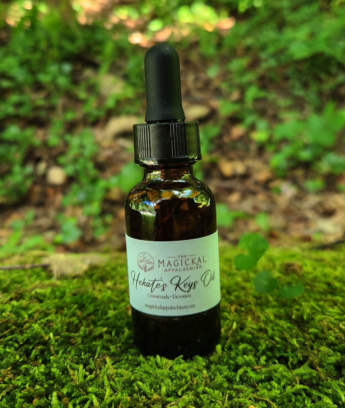 A devotional ritual oil crafted for honoring Hekate, crossroads work, threshold magic, dark moon devotion, spirit work, protection, and spiritual guidance