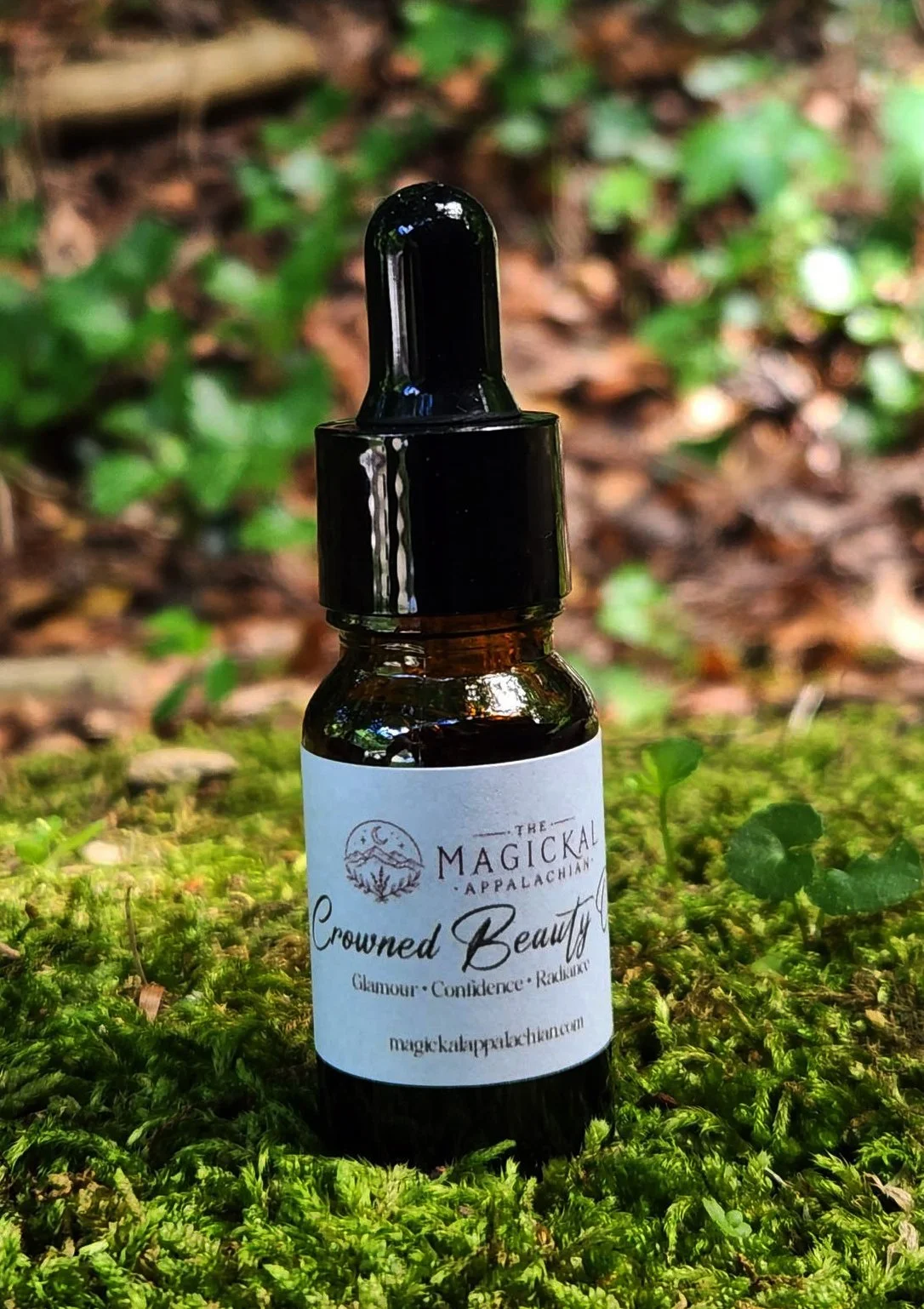 Step into your beauty, confidence, and radiance with Crowned Beauty Oil — a wearable glamour ritual oil crafted for charm, attraction, self-love, and personal presence.