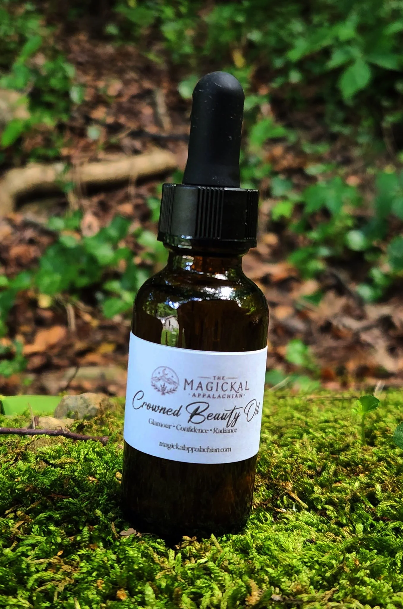 Step into your beauty, confidence, and radiance with Crowned Beauty Oil — a wearable glamour ritual oil crafted for charm, attraction, self-love, and personal presence.