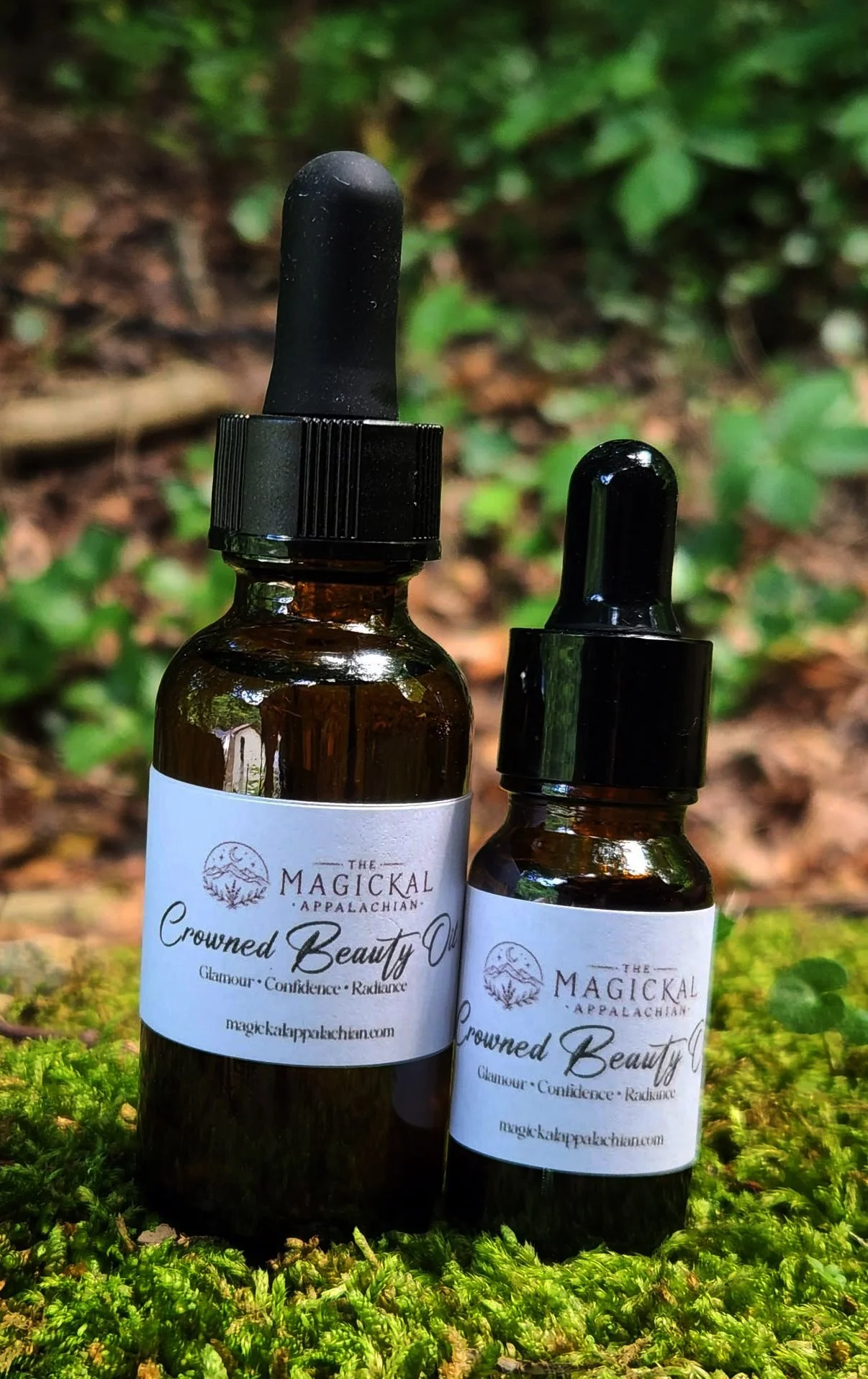 Step into your beauty, confidence, and radiance with Crowned Beauty Oil — a wearable glamour ritual oil crafted for charm, attraction, self-love, and personal presence.