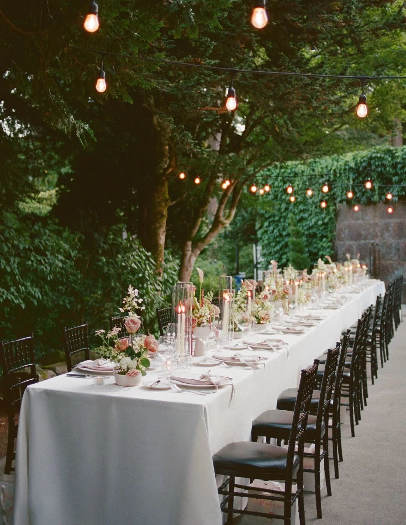 8.22 florals with delicate forms, quiet movement, and floral storytelling woven through every detail.

We&rsquo;re now booking for 2026 weddings and events.
Let&rsquo;s design something unexpected together. 

Planner @friggaevents 
Florist @busara.fl