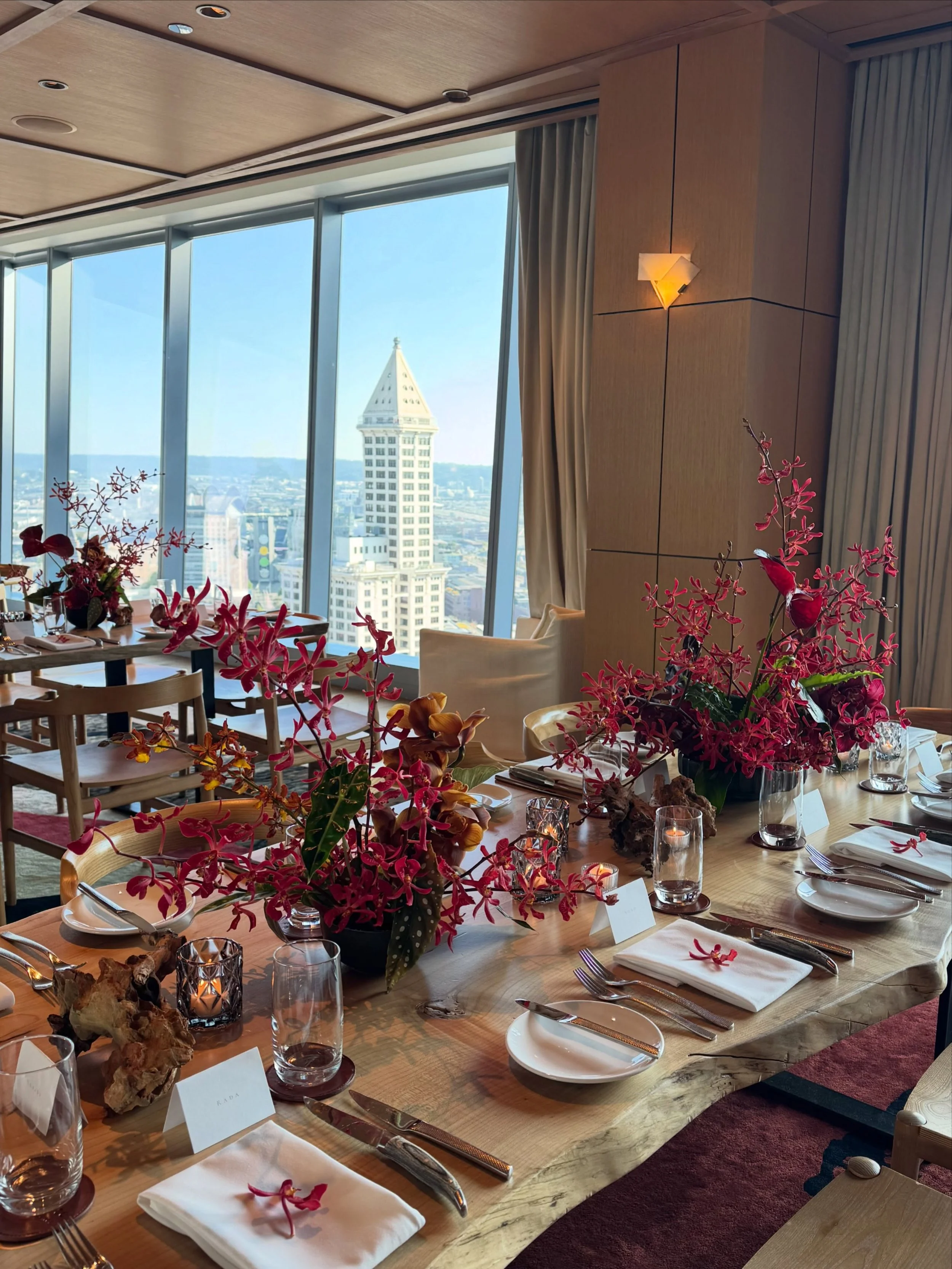 N + L chose to celebrate on the 16th floor at @charlotterestaurant, surrounded by their closest friends and family, with the city stretching out beyond them. For the floral design, we looked to the space itself for inspiration, drawing from the rich 