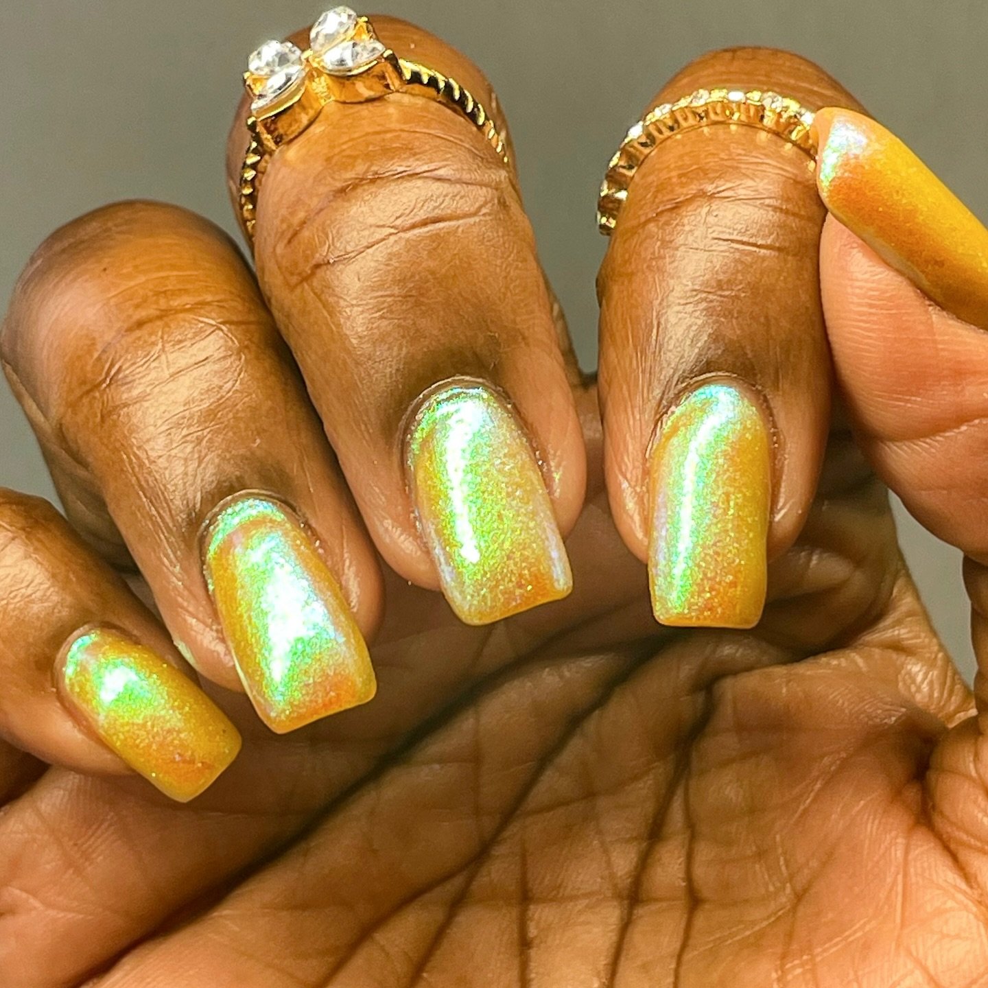 πLunar Halo: Yellow with green/blue/violet aurora shimmer, and green/aqua/blue/violet flakes in various sizes
Releasing as part of the Van Gogh Collection in May.
Swatched by @tonyaispolished.
Paid PR
#fauvecosmetics #vangogh #vangoghinspired #i