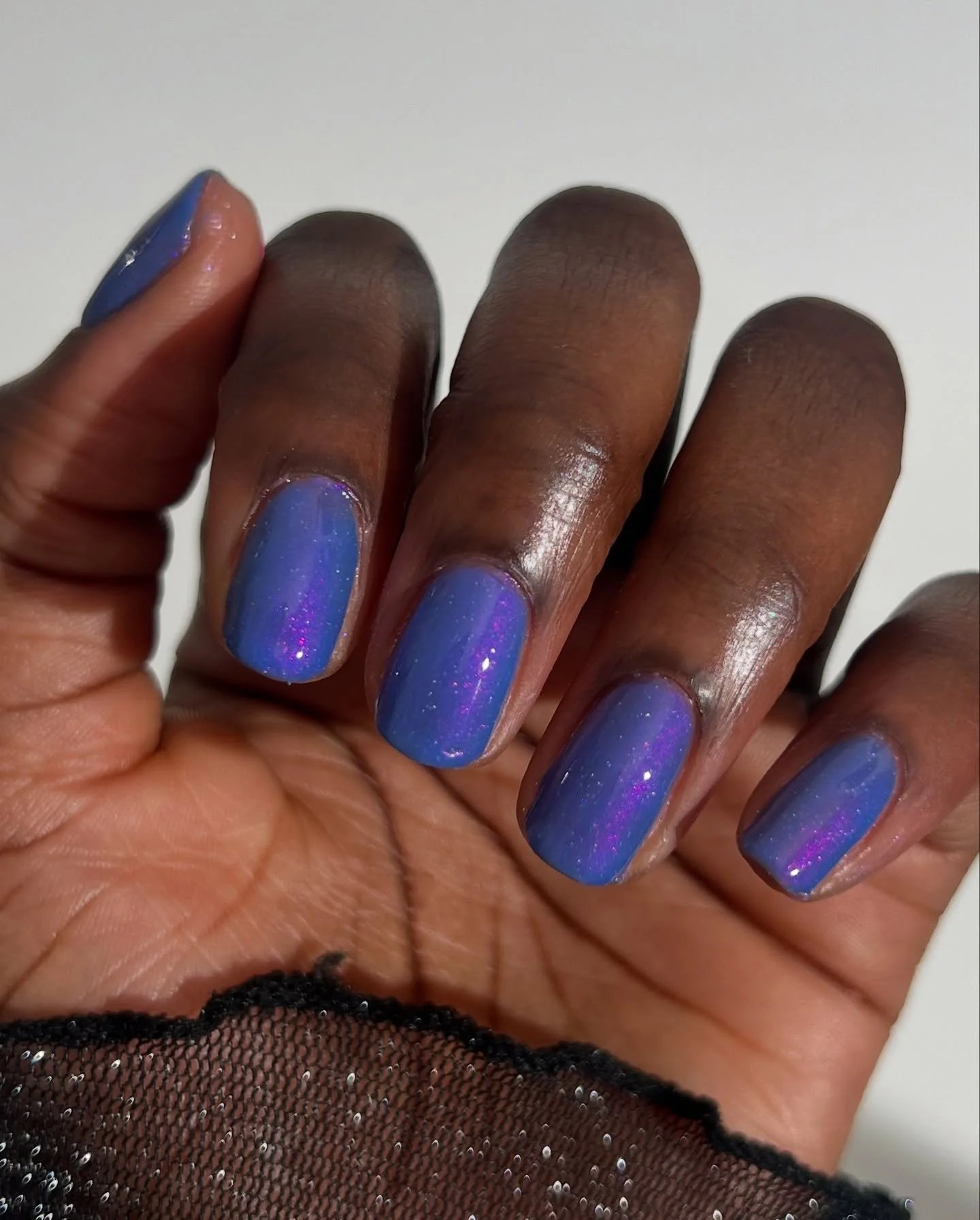 NIGHTWAVE
GLOW-IN-THE-DARK
Neon cool toned blue/blurple with a purple/red aurora shimmer and dainty holo, that glows blue
Shown with:
Temporary Canvas peel off base coat
Nightwave 3 coats
Quick Dry Top Coat
Swatched by @isionails
Paid PR
#fauveco