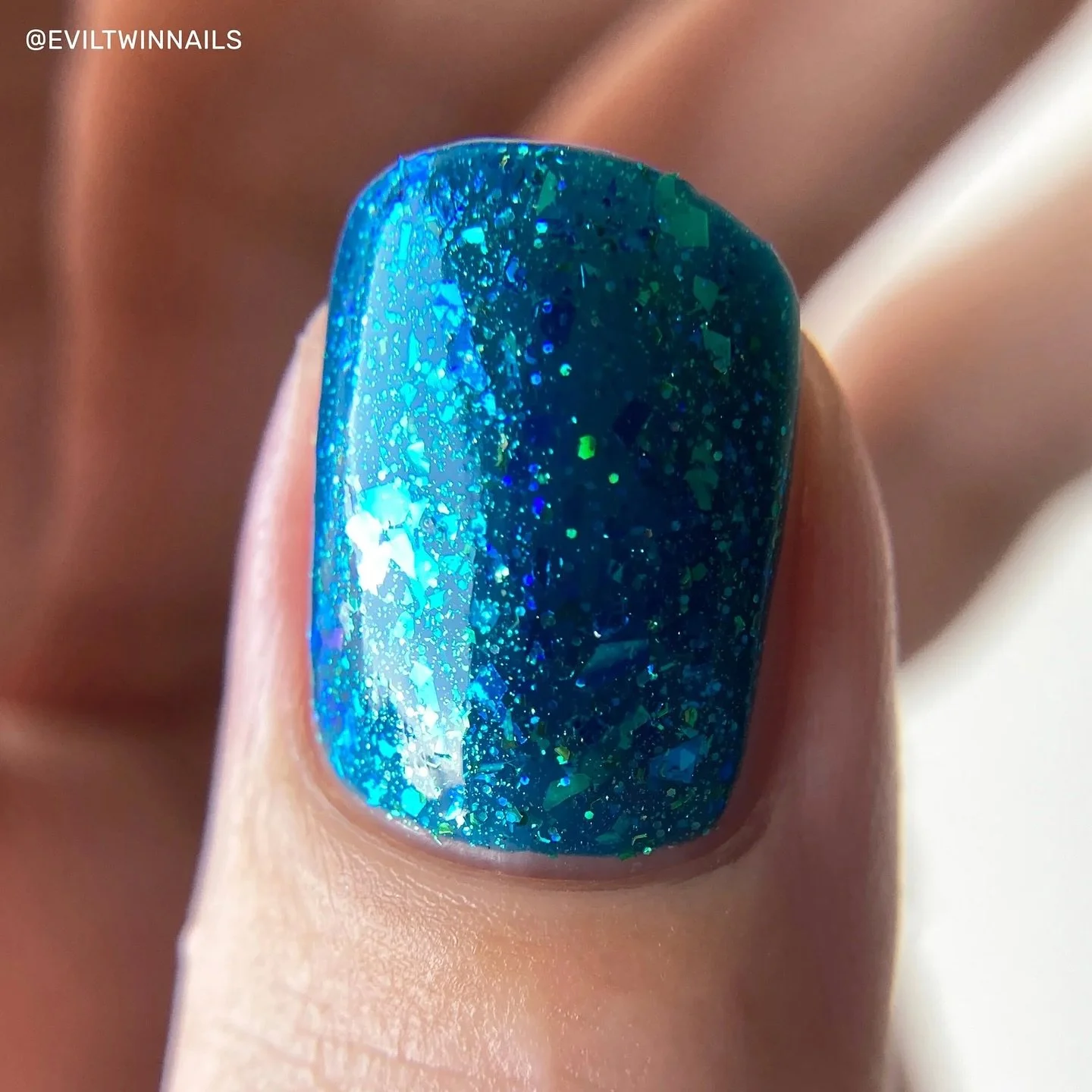 OVER THE RHÔNE
Van Gogh Collection 2.0
Available now for pre-order
Teal leaning blue jelly base with various color shifting flakies, blue & green metallic shreds, & dainty holo.
Swatched by @eviltwinnails
Paid PR
#fauvecosmetics #v