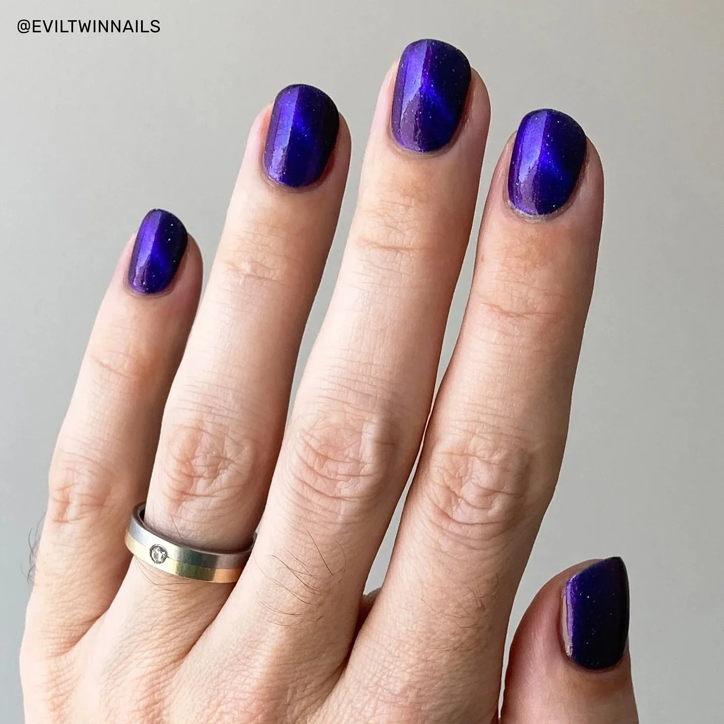 ASYLUM (magnetic)
Van Gogh Collection 2.0
Teal jelly base with violet/blue/red magnetic, purple/pink/red aurora shimmer, & silver reflective glitter.
Available now for pre-order
Swatched by @eviltwinnails
Paid PR
#fauvecosmetics #nailpolish