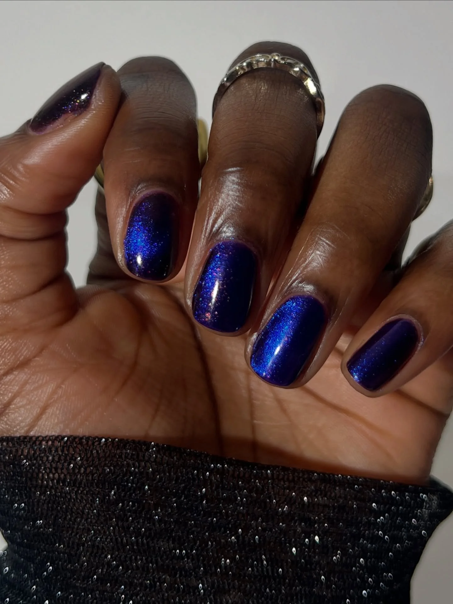 ARTERIAL (magnetic)
Frida Kahlo collection
Available now for pre-order
Blackened berry base with a blue/violet multichrome magnetic and orange/copper large particle shimmer.
Swatched by @isionails
paid PR
Inspired by “The Two Fridas”