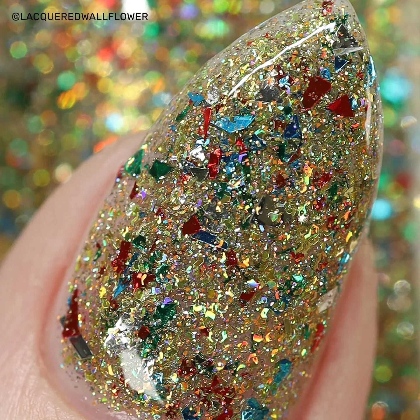 🌟 A Christmas Kiss
A clear base with various colored metallic flakes, dainty gold holo, and silver and gold reflective glitter. A festive interpretation of Gustav Klimt&rsquo;s &ldquo;The Kiss&rdquo;.

Available now for pre-order.

Swatched by @lacq