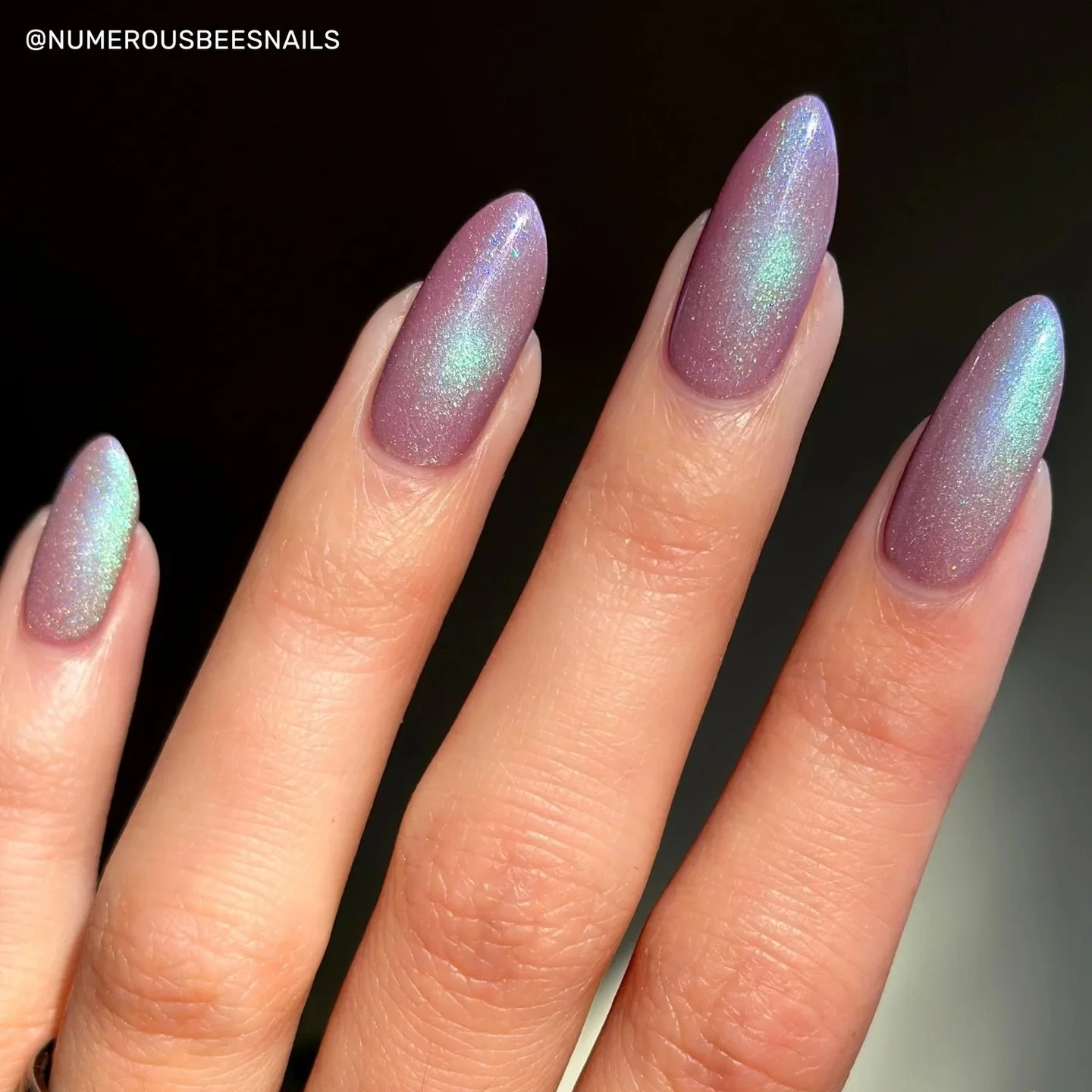 MIST OVER THE THAMES (MAGNETIC)

Orchid purple base with a subtle pastel green/aqua/violet magnetic, violet/blue/green aurora, blue/violet microflakes, silver &amp; lavender holo

Swatched by @numerousbeesnails 
Paid PR

#fauvecosmetics #nailpolish #