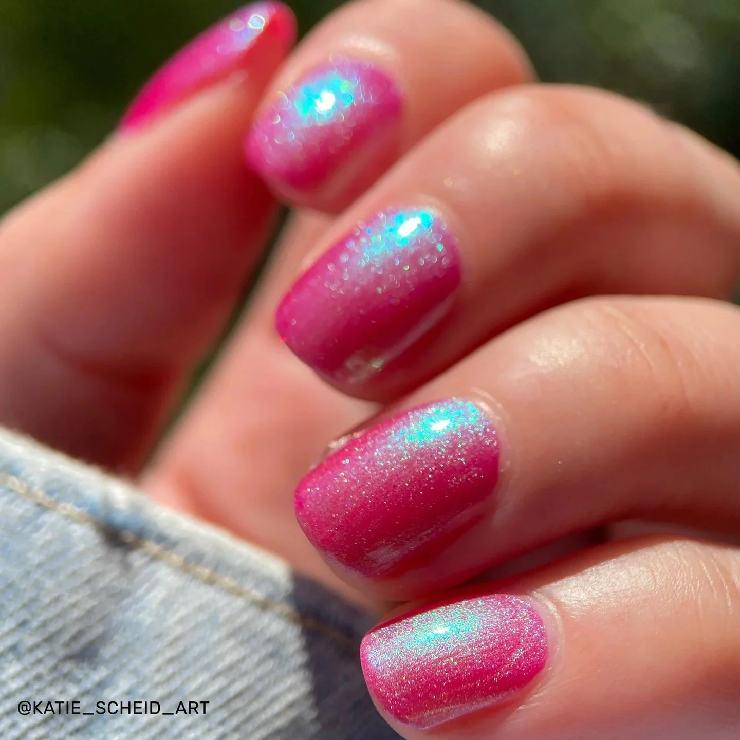 VIVA LA VIDA
Frida Kahlo collection

Available now for pre-order

Berry magenta jelly base with a green/blue aurora shimmer and dainty holo glitter.

Swatched by @katie_scheid_art @isionails @indbtly_kendra @lacqueredwallflower @polishedbookworm 
pai