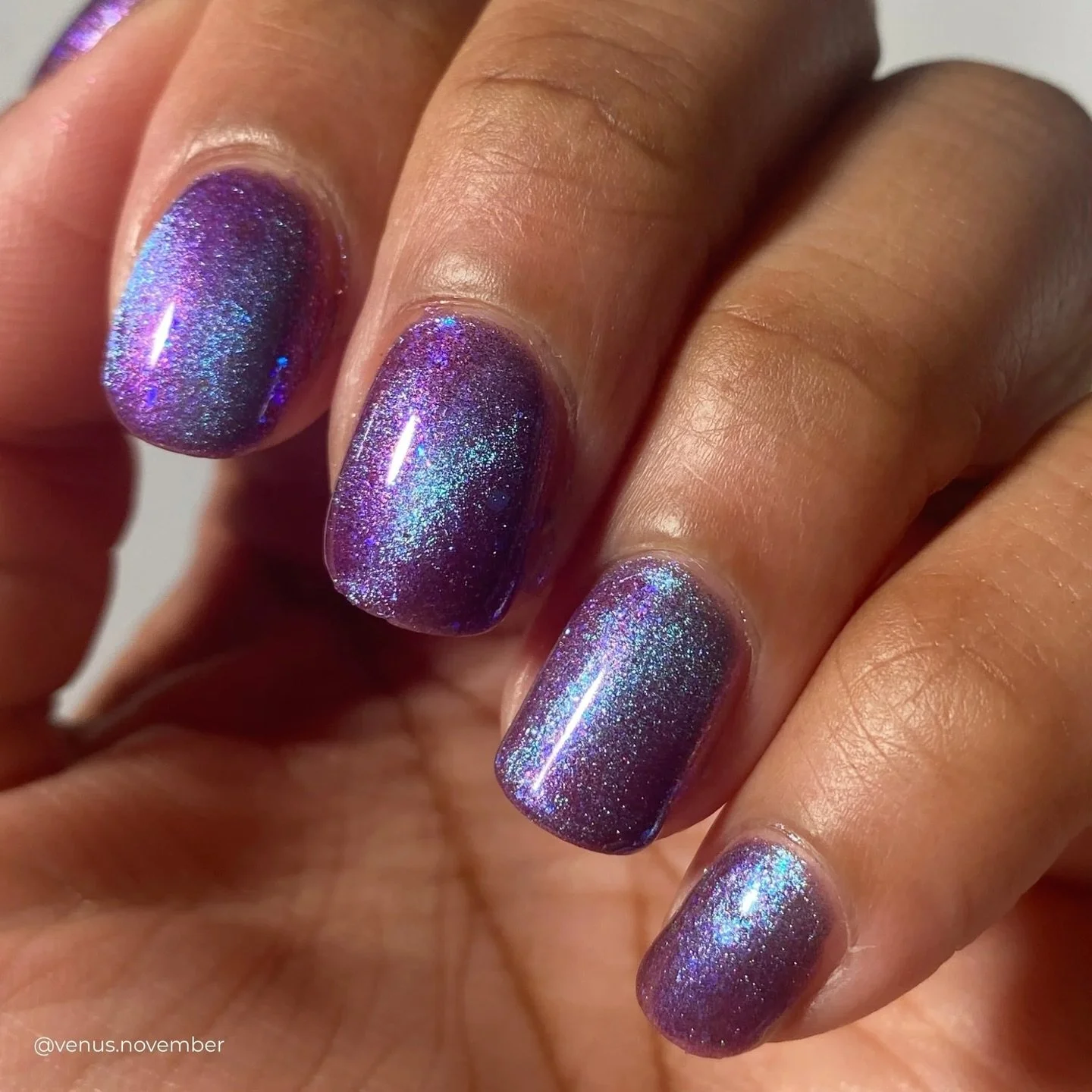 DUSKLIT WATER (magnetic)

Purple/pink base, teal/aqua/purple magnetic, red/orange aurora, various cyan/blue/violet iridescent flakes

Swatches by @venus.november 
Paid PR

#fauvecosmetics #nailpolish #magneticnails #purplenails #nailsnailsnails