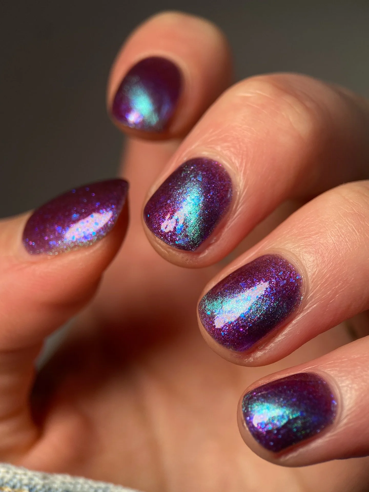 DUSKLIT WATER (magnetic)

Purple/pink base, teal/aqua/purple magnetic, red/orange aurora, various cyan/blue/violet iridescent flakes

Swatches by @katie_scheid_art 
Paid PR

#fauvecosmetics #nailpolish #magneticnails #purplenails #nailsnailsnails