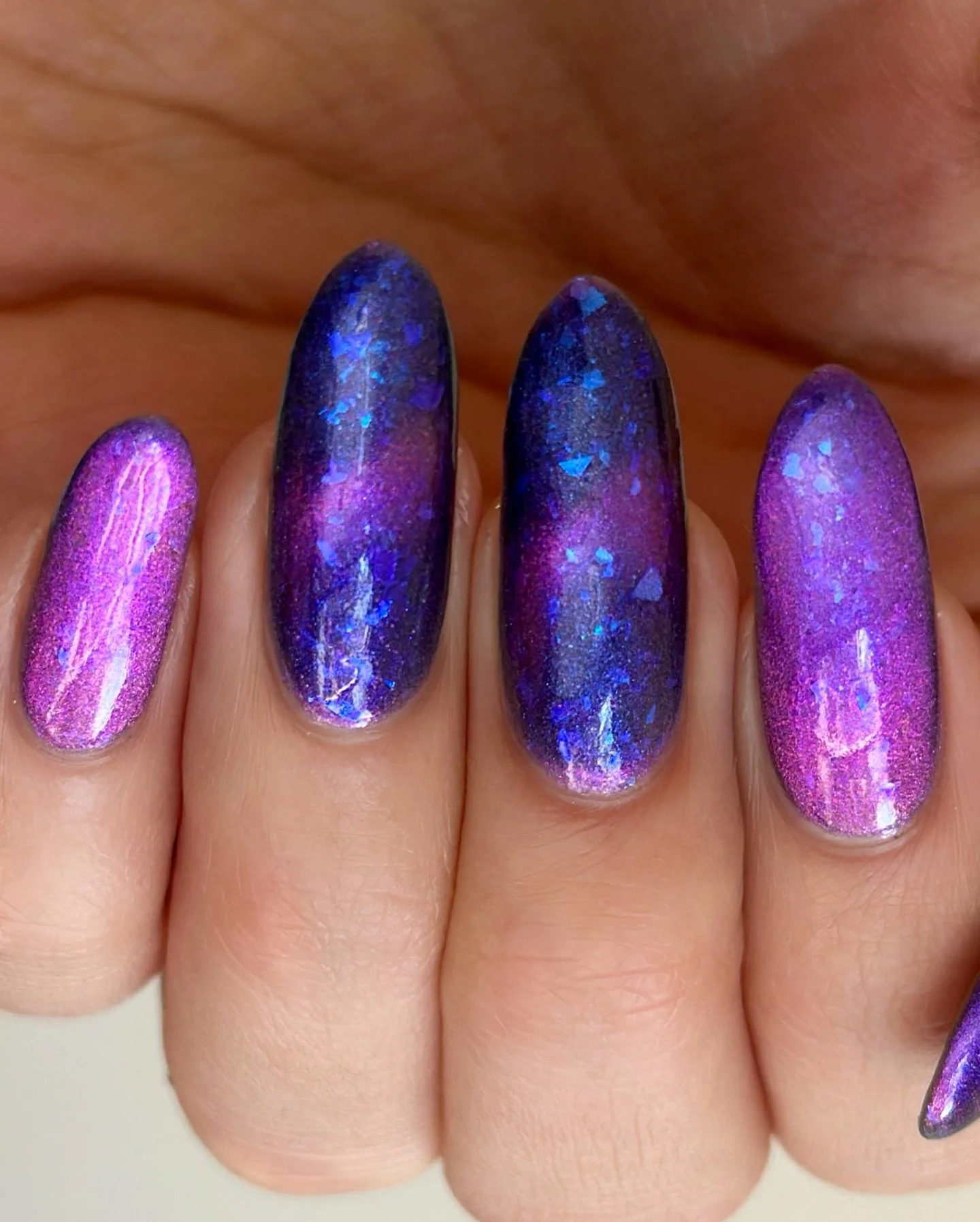SUNSET REFLECTIONS (magnetic)

Ultramarine base, violet/red/orange/green magnetic, violet/blue aurora, violet blue iridescent flakes, pink/violet aurora

Swatched by @numerousbeesnails 
Paid PR

#fauvecosmetics #nailpolish #magneticnails #purplenails