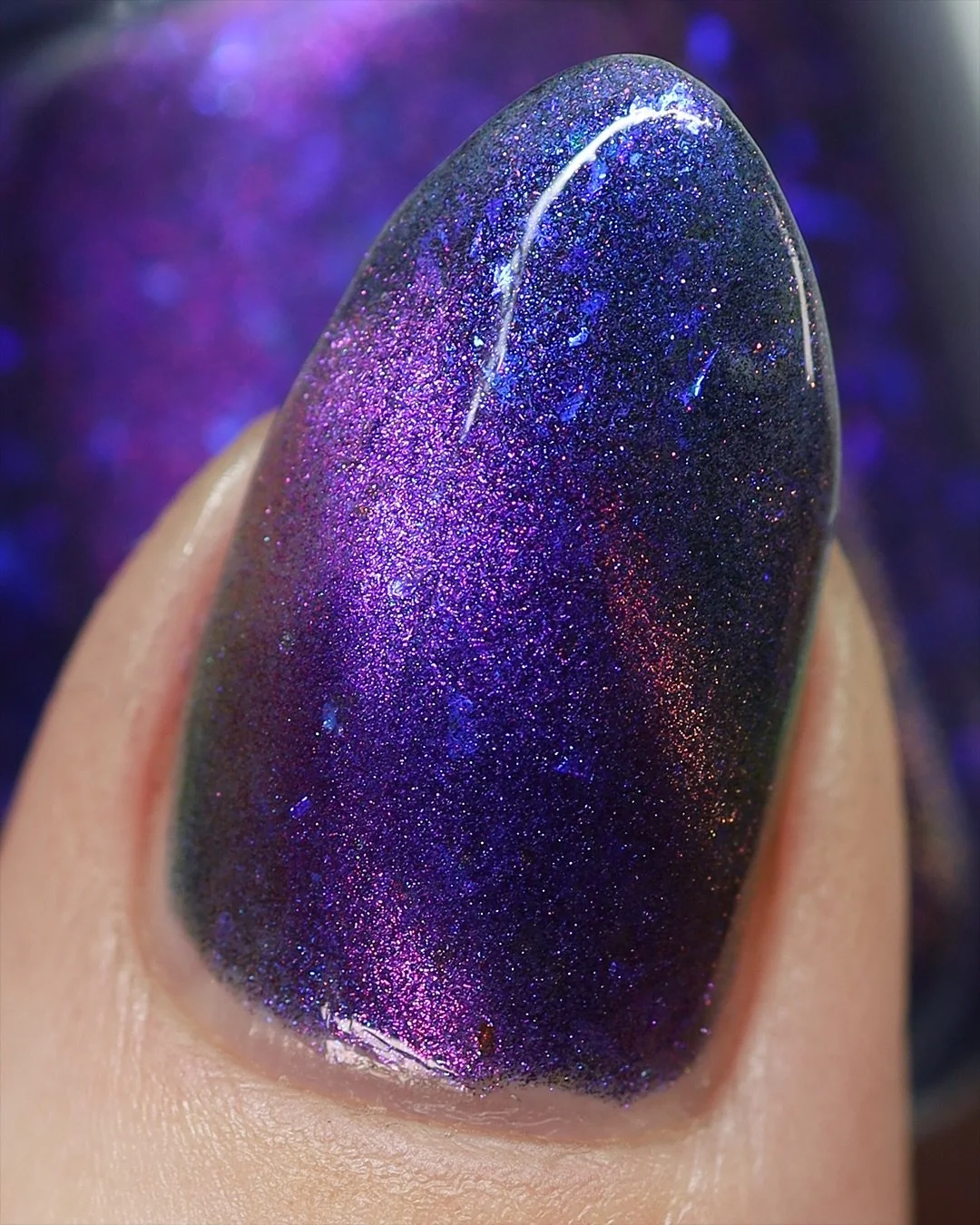 SUNSET REFLECTIONS (magnetic)

Ultramarine base, violet/red/orange/green magnetic, violet/blue aurora, violet blue iridescent flakes, pink/violet aurora

Swatched by @lacqueredwallflower 
Paid PR

#fauvecosmetics #nailpolish #magneticnails #purplenai