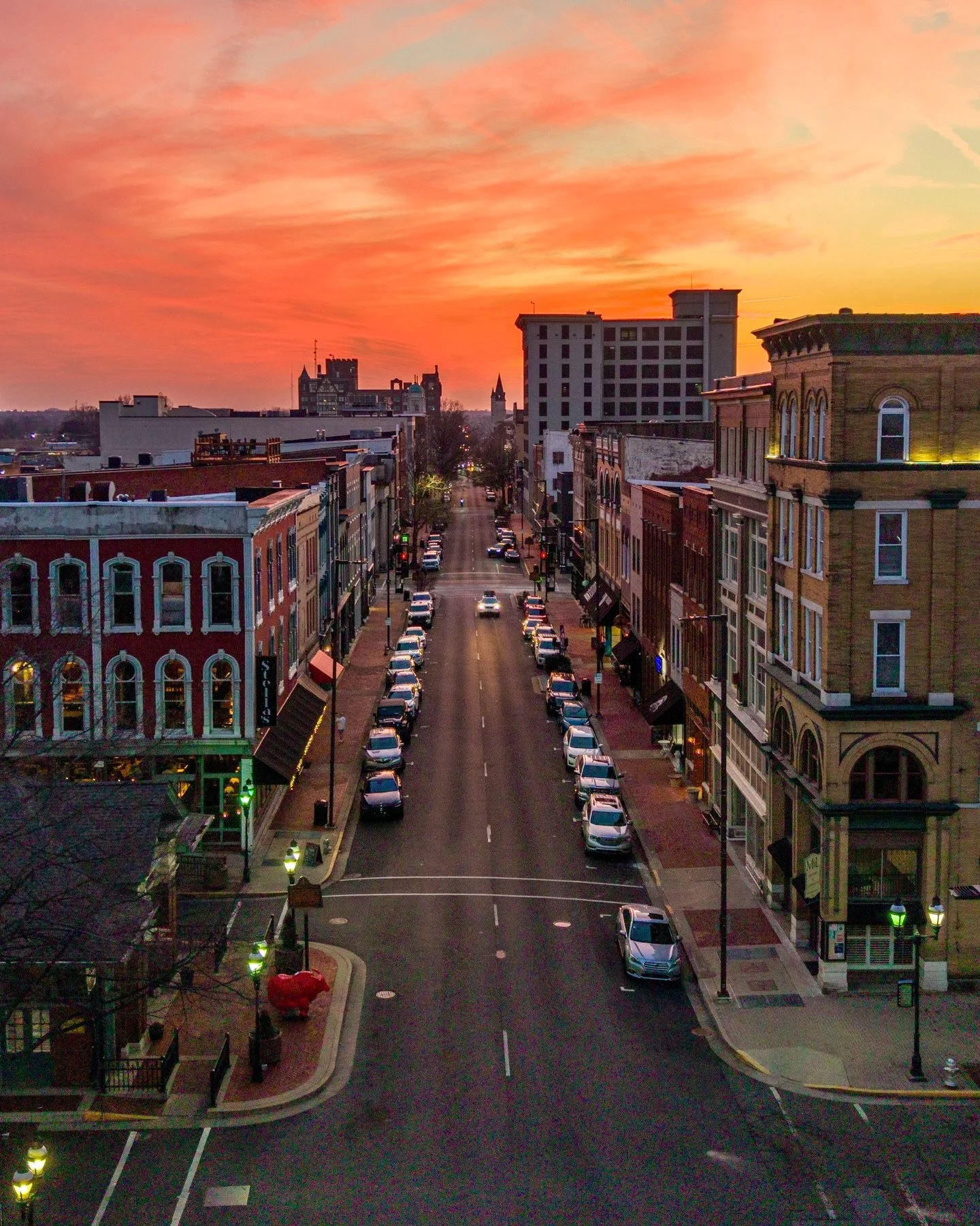 The sunset over Paducah! 🌆 

Paducah, Kentucky is around the halfway point between St. Louis and Nashville while also lying at the confluence of the Ohio &amp; Tennessee Rivers. Founded in 1827, the historic city is known for its river heritage, vib