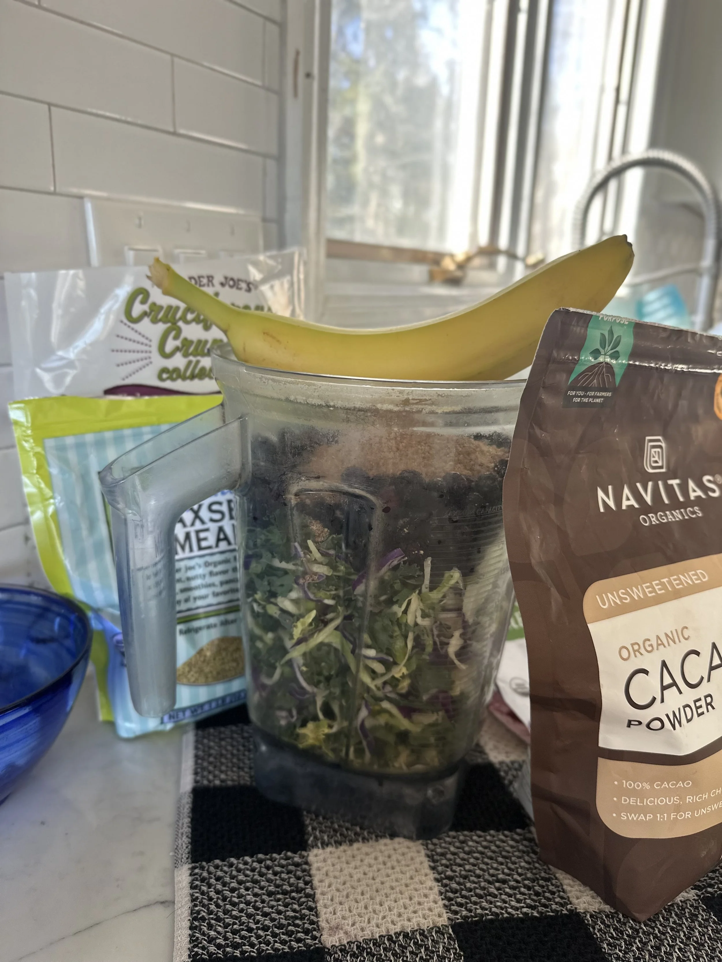 Anti-inflammatory green smoothie with leafy greens, banana, blueberries, and flax seeds — a natural remedy for joint pain and inflammation