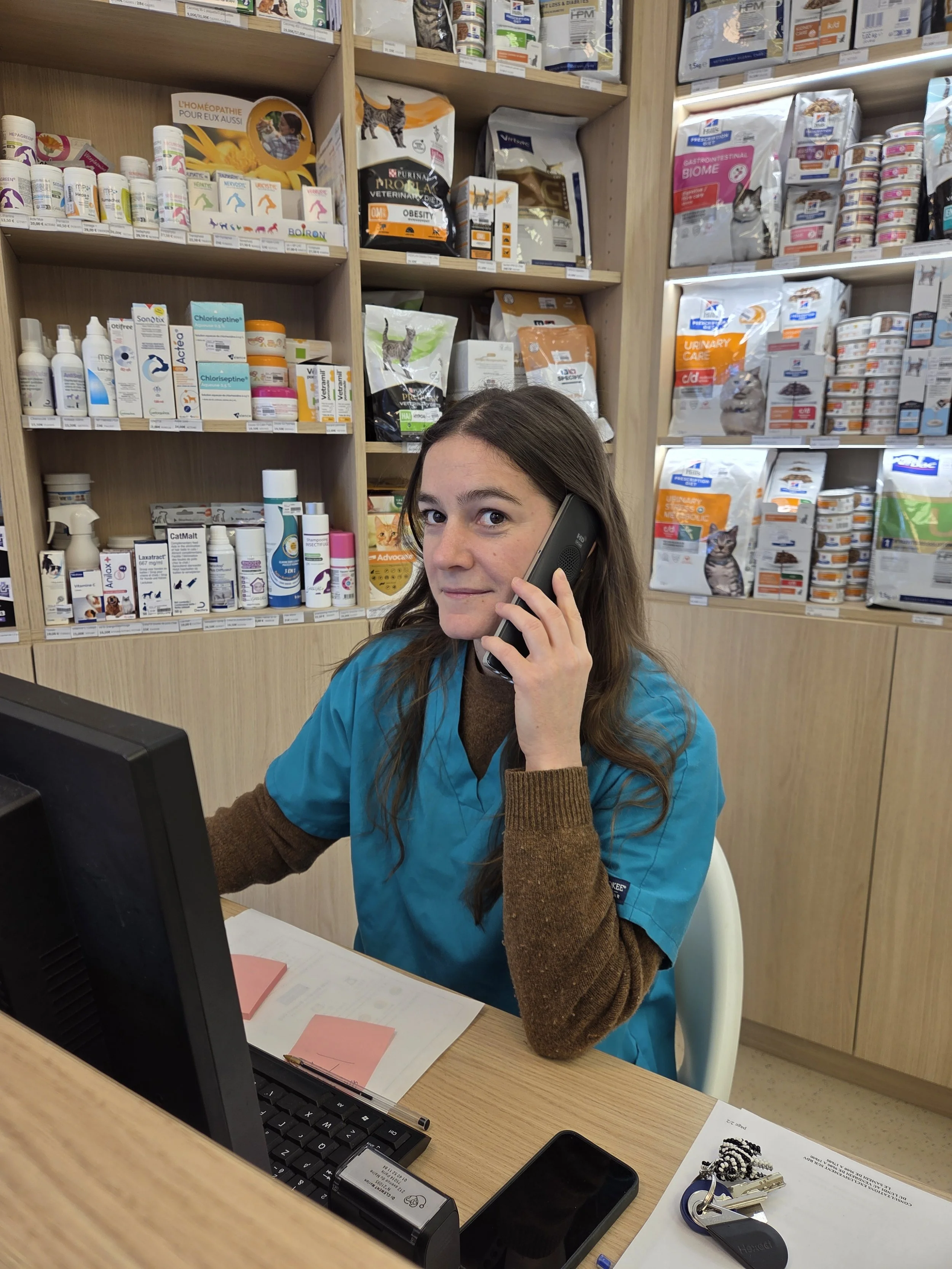 Vétérinaire Vetalésia Docteur Marion Clément soigne un chat