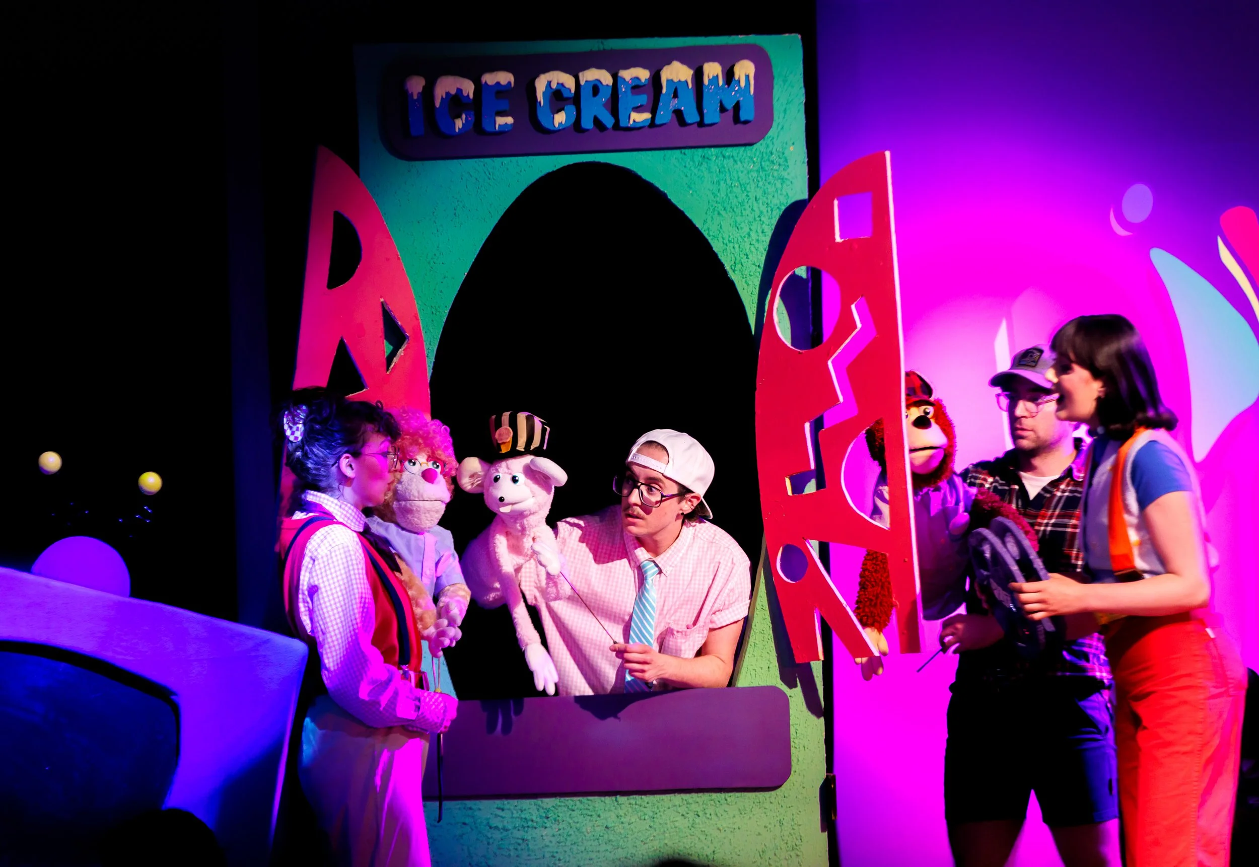 DILLY'S WORLD LIVE SHOW
color club live show fundraiser
puppeteer
2024