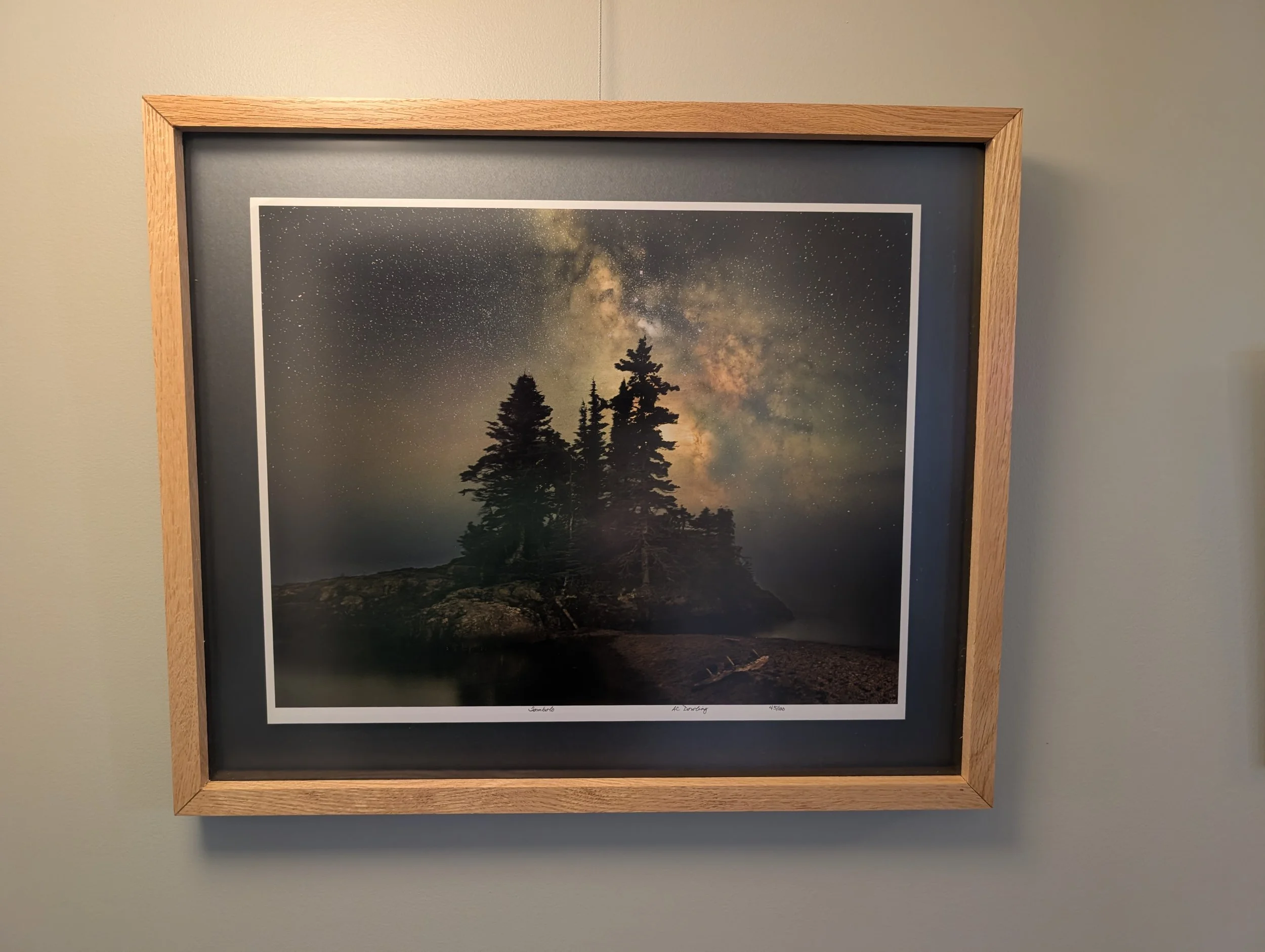 Non-glare acrylic glazing means your image is visible even with bright light directly overhead.