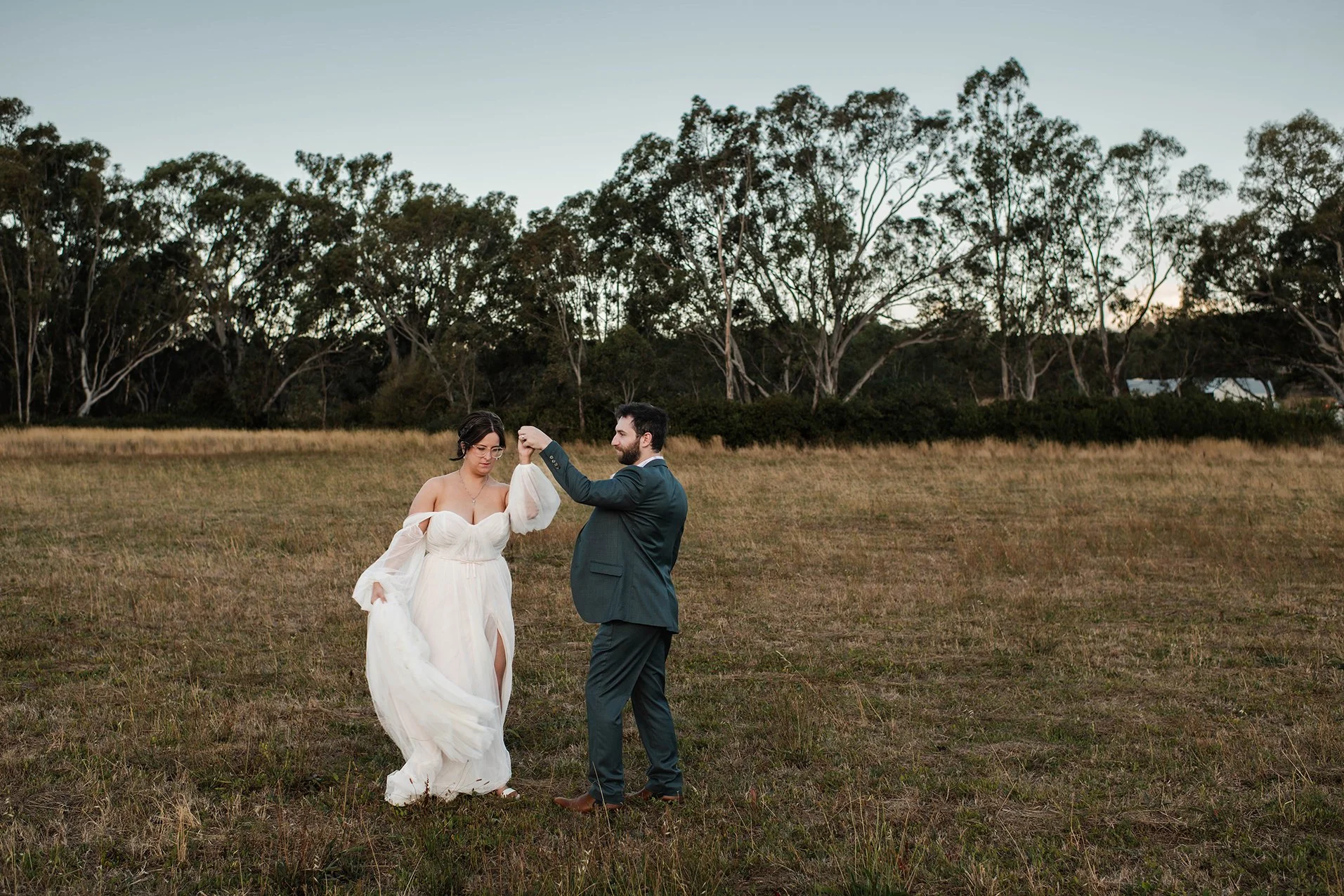 dance-field-bride-groom-chateau-dore-field-bendigo.jpg