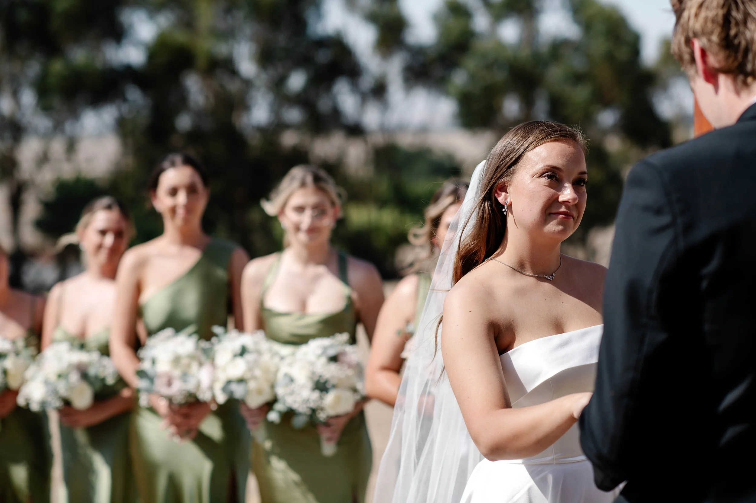 ballarat-bride-looks-at-groom.jpg