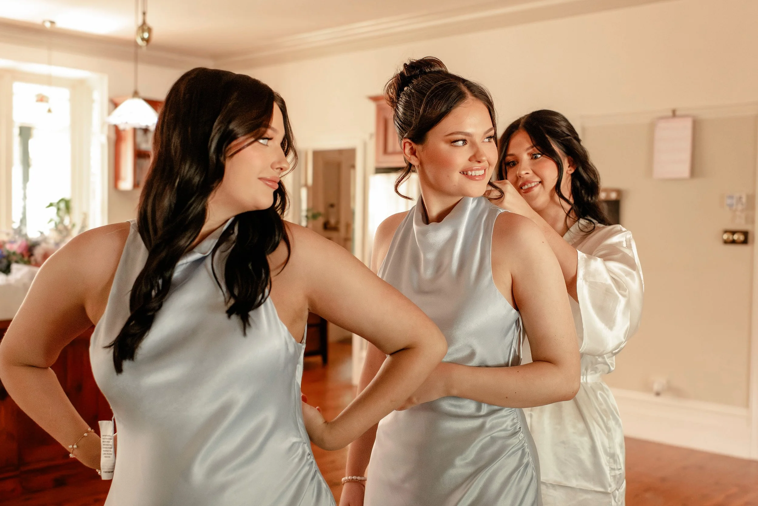 bridesmaids-help-dress-smile-olinda.jpg