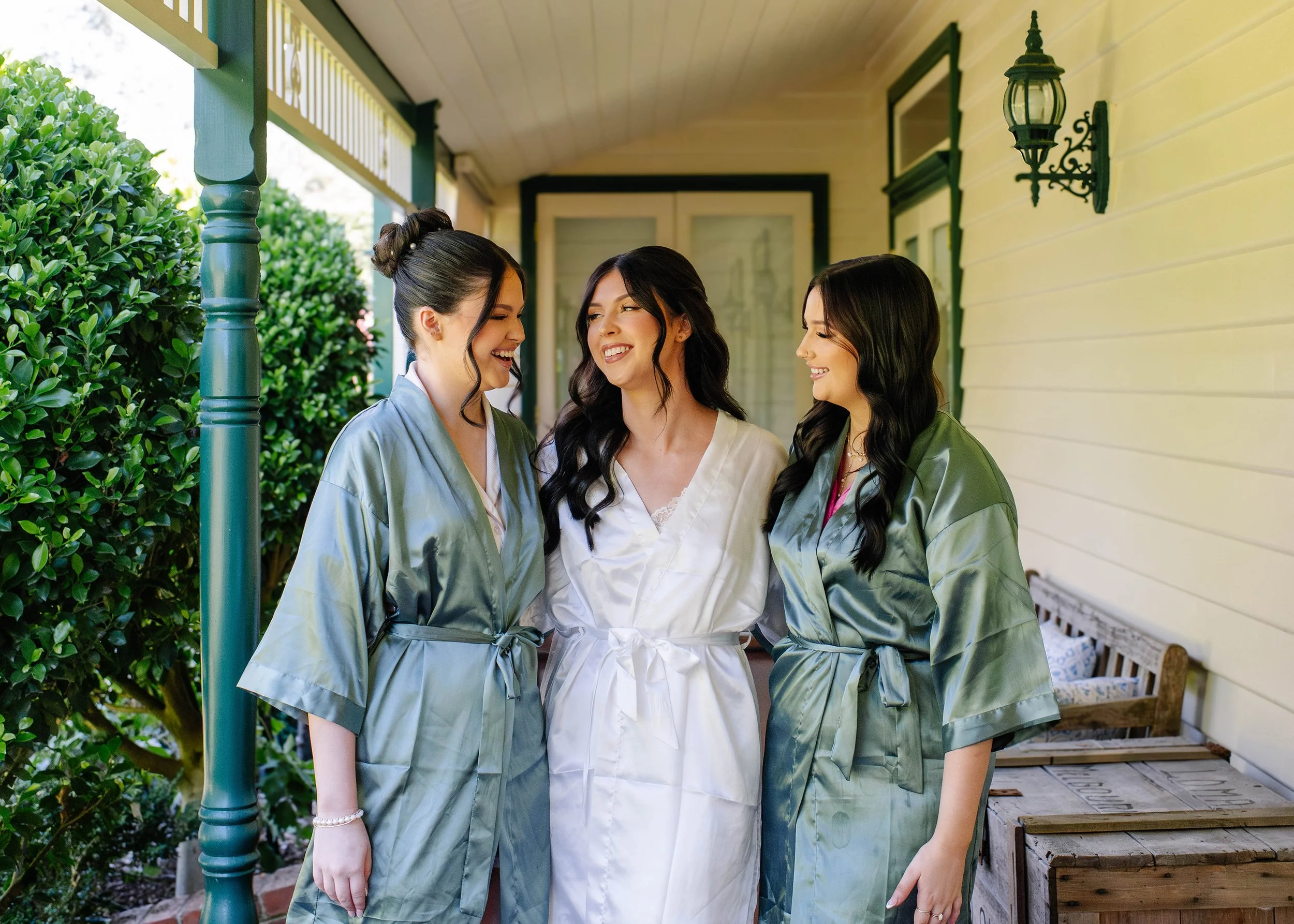 bridesmaids-laugh-robes-olinda.jpg