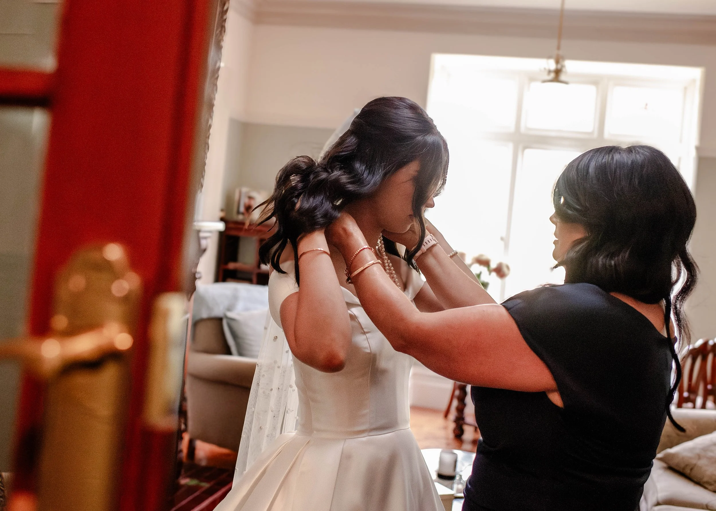 bride-mother-necklace-help-olinda.jpg