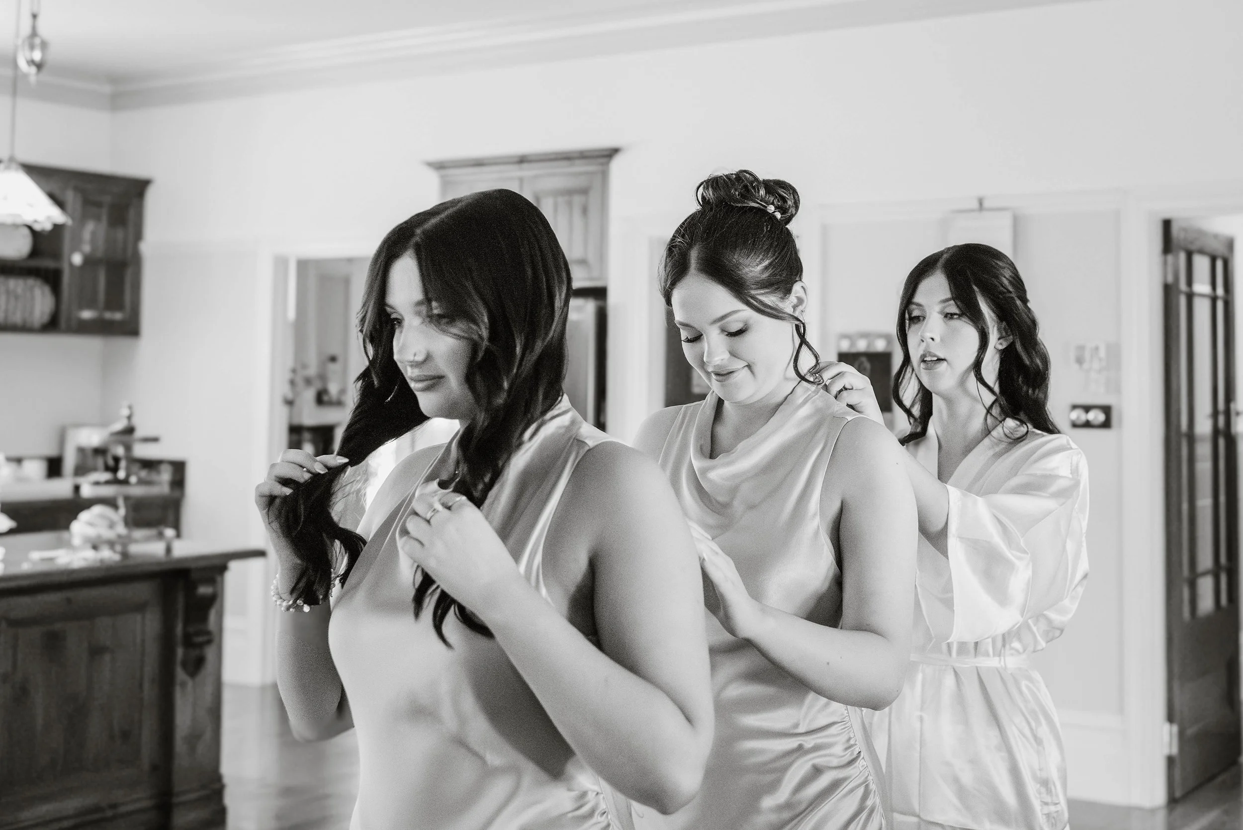 bridesmaids-row-help-dress-smile-olinda.jpg