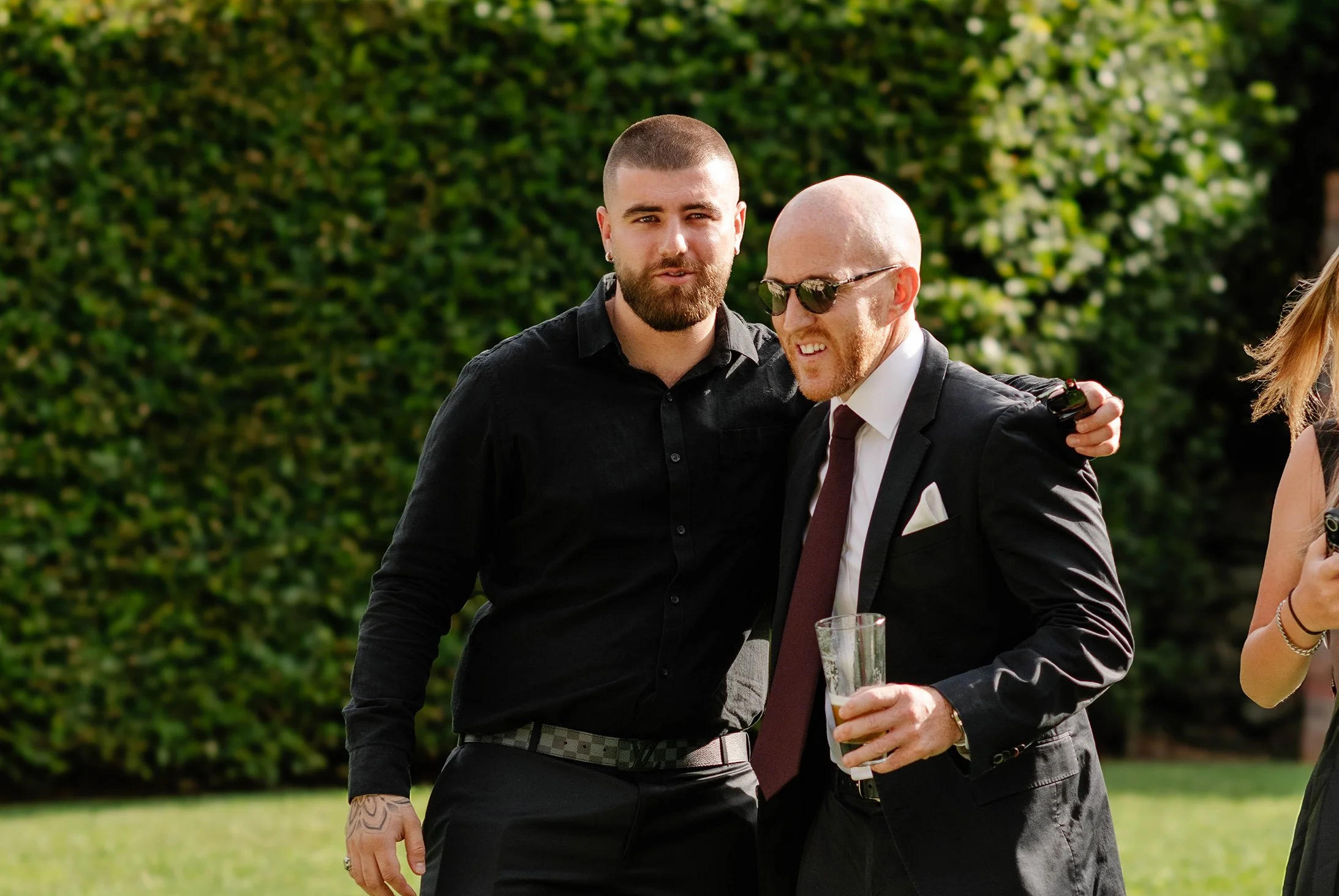 candid-men-guests-wedding-ceremony-olinda.jpg