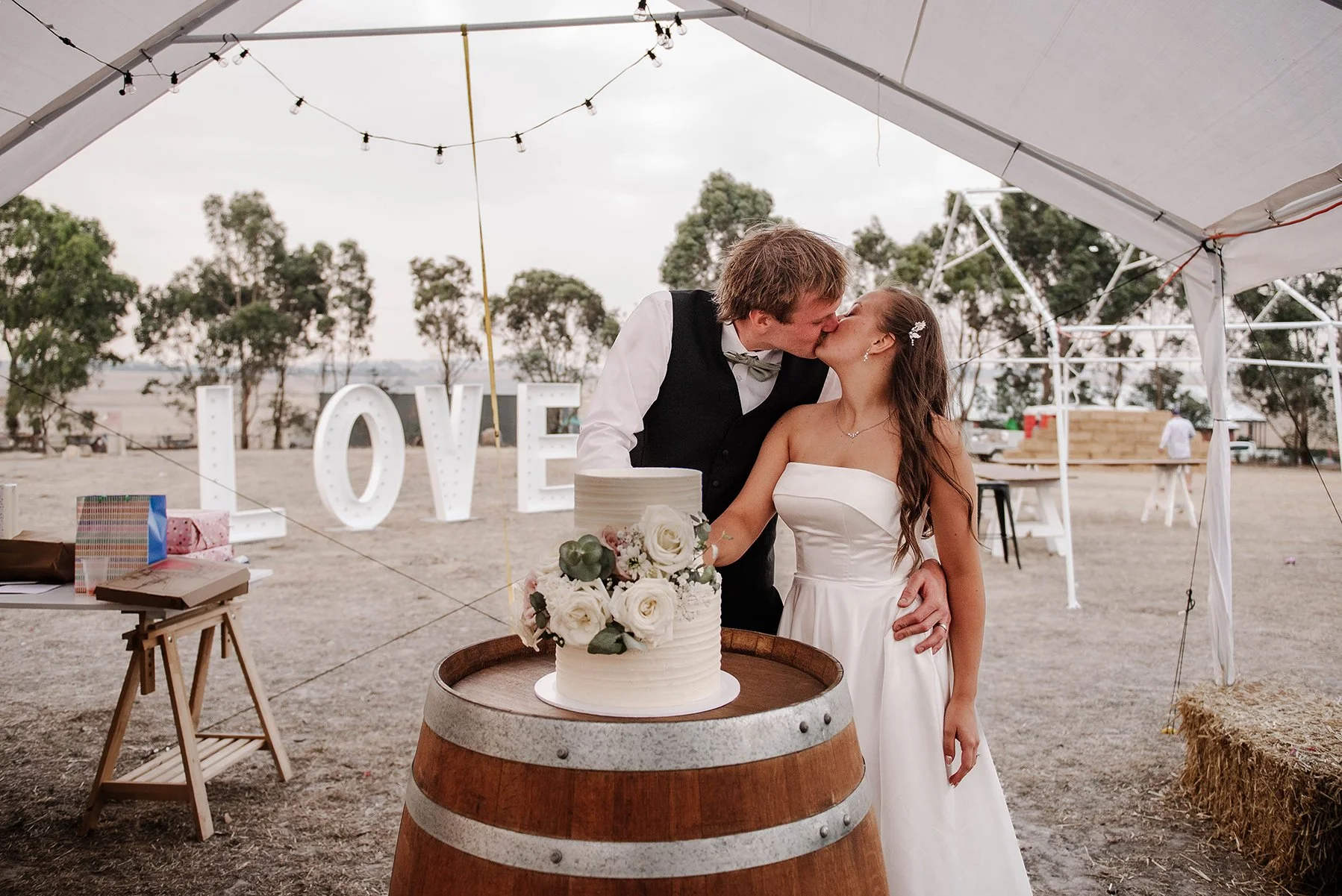ballarat-wedding-cake-bride-groom-love-sign.jpg
