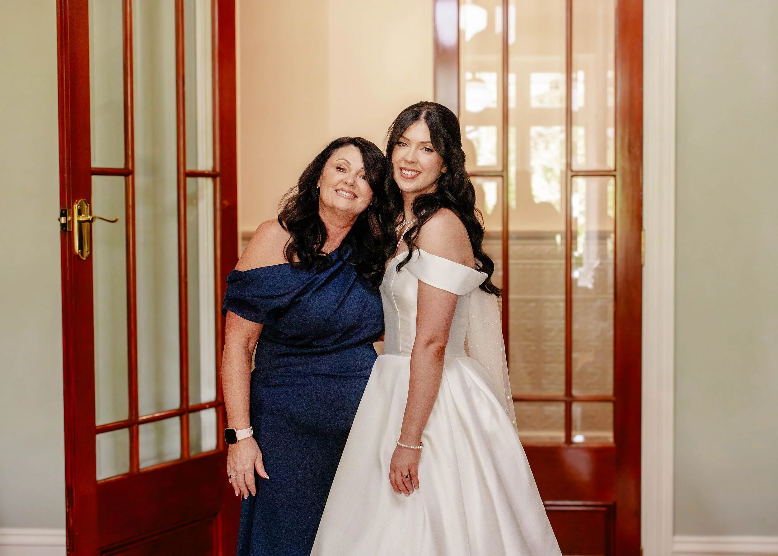 bride-mother-pose-door-smile-olinda.jpg