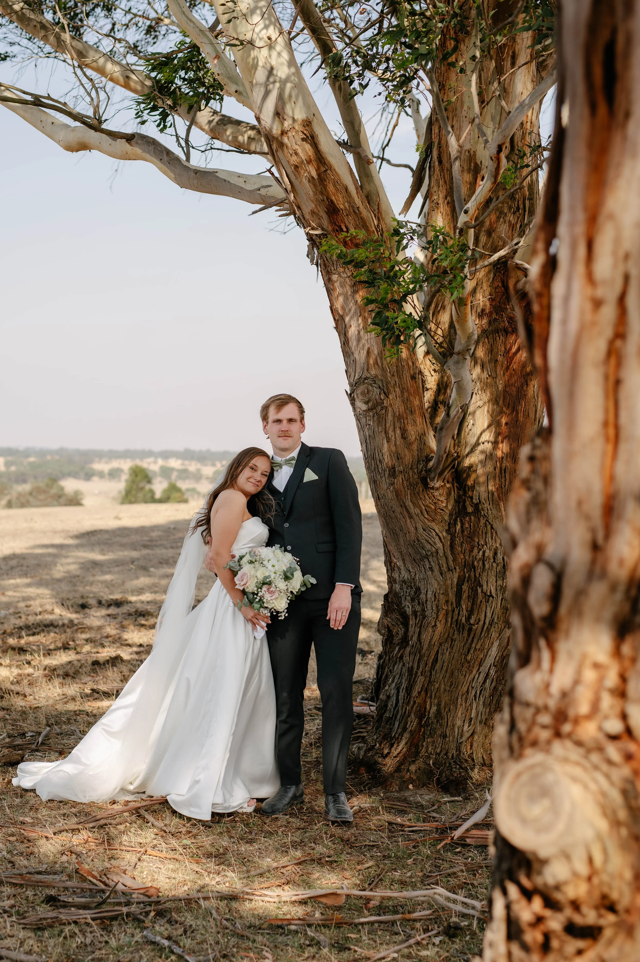 ballarat-smile-under-tree-hug-bride.jpg