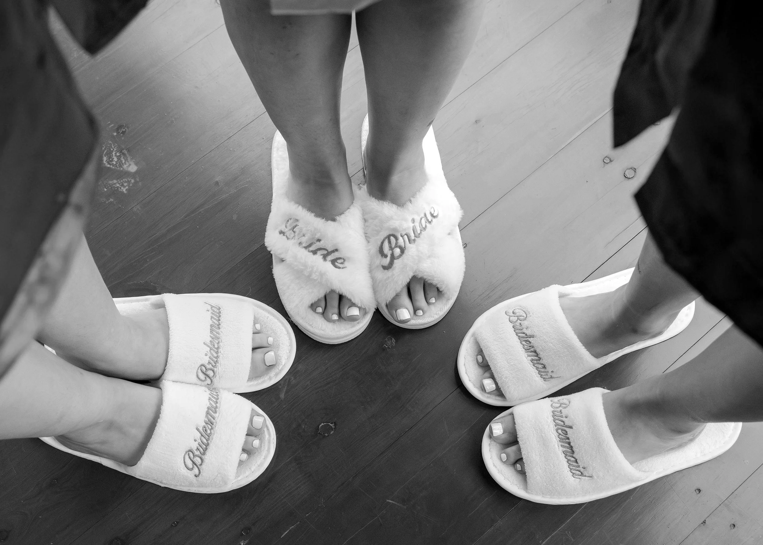 bridesmaids-slippers-before-wedding-olinda.jpg