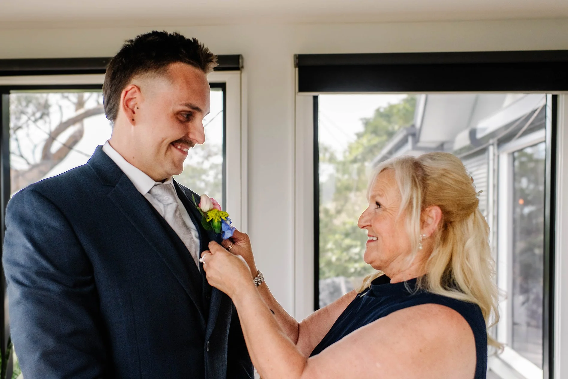 groom-mother-smile-flower-help-olinda.jpg
