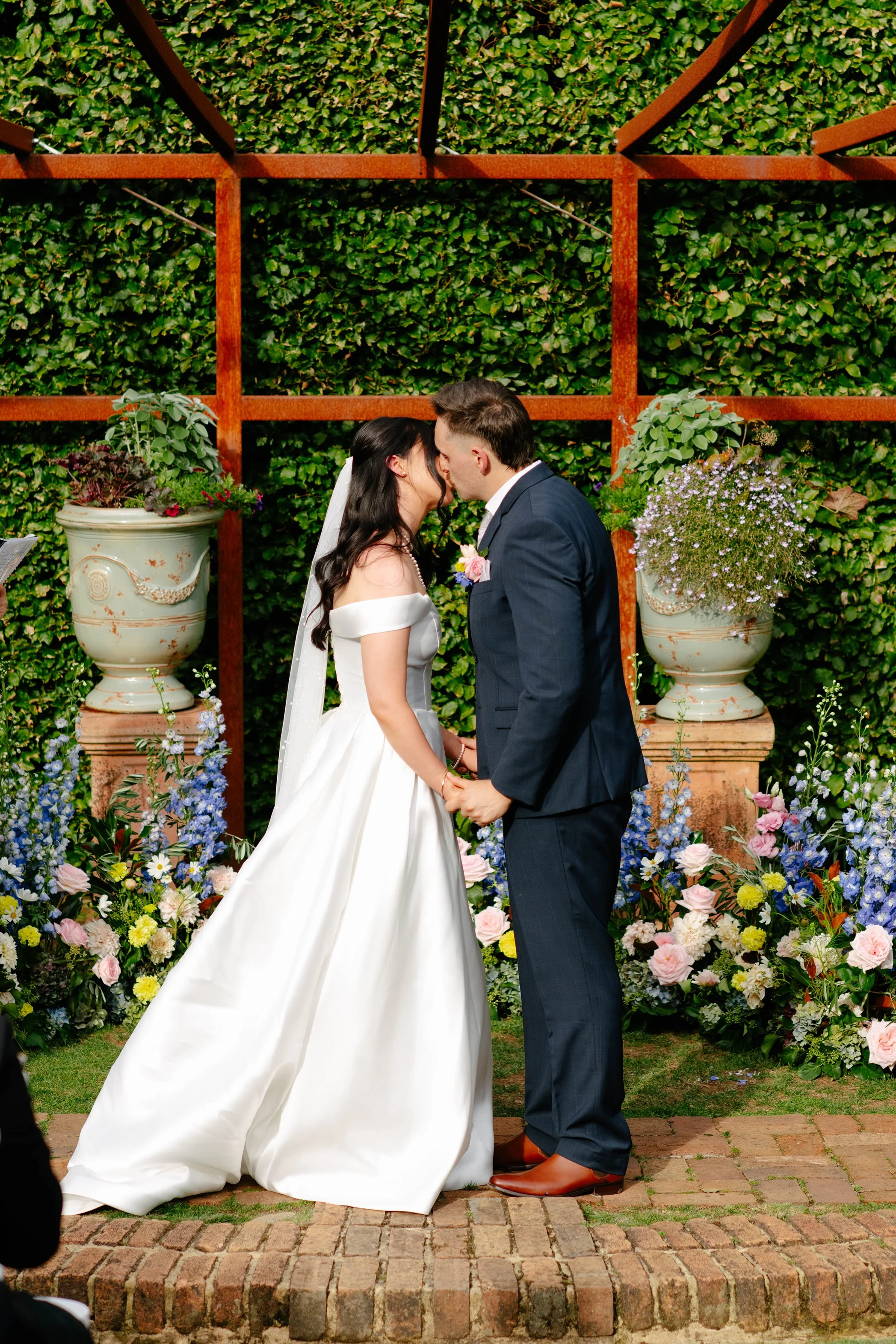 first-kiss-under-arbor-garden-olinda.jpg